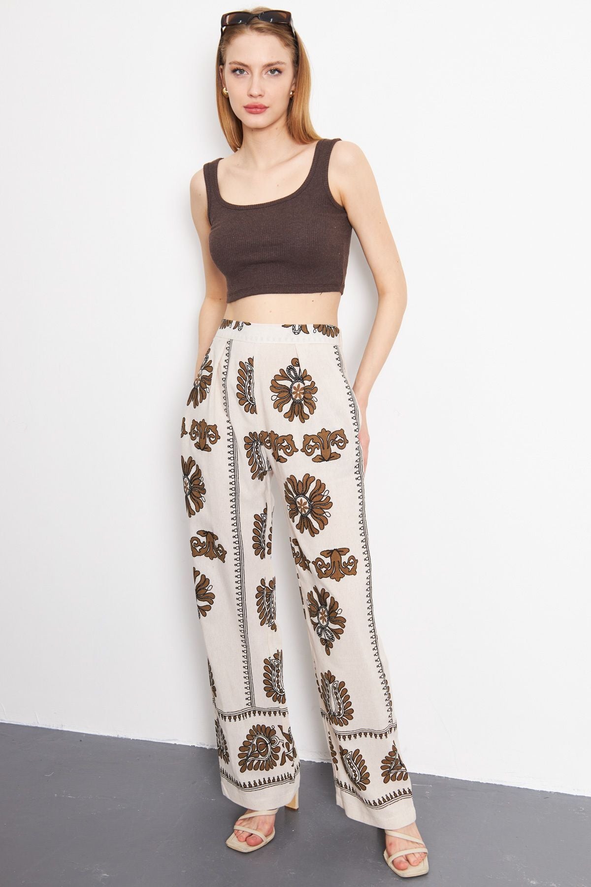 Woman Dark Khaki Khaki Pallazzo Pants with Patterned Patterned Patterned Patterned Arm-24y001069