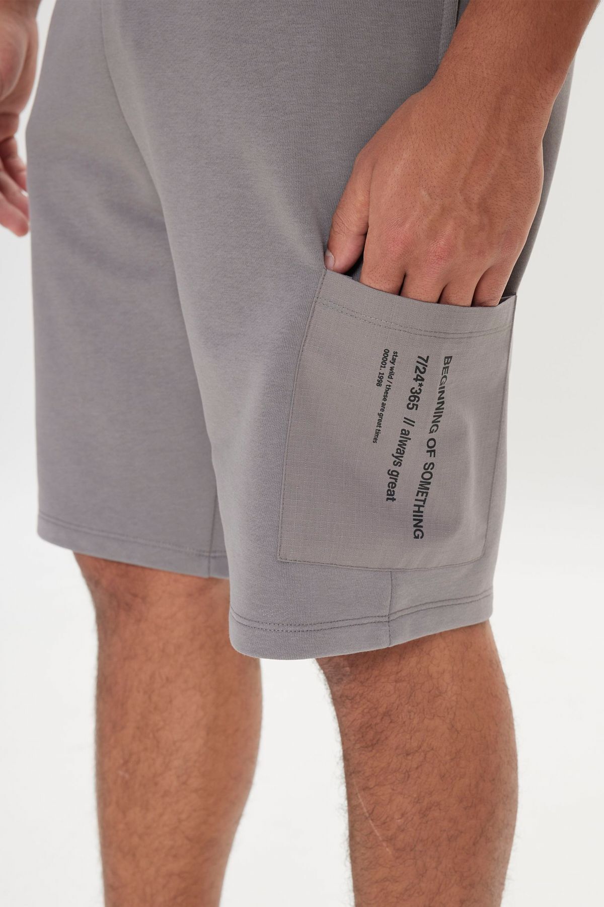 Men's Gray Standard Fit Normal Cutting Cotton Pocket Knitting Shorts