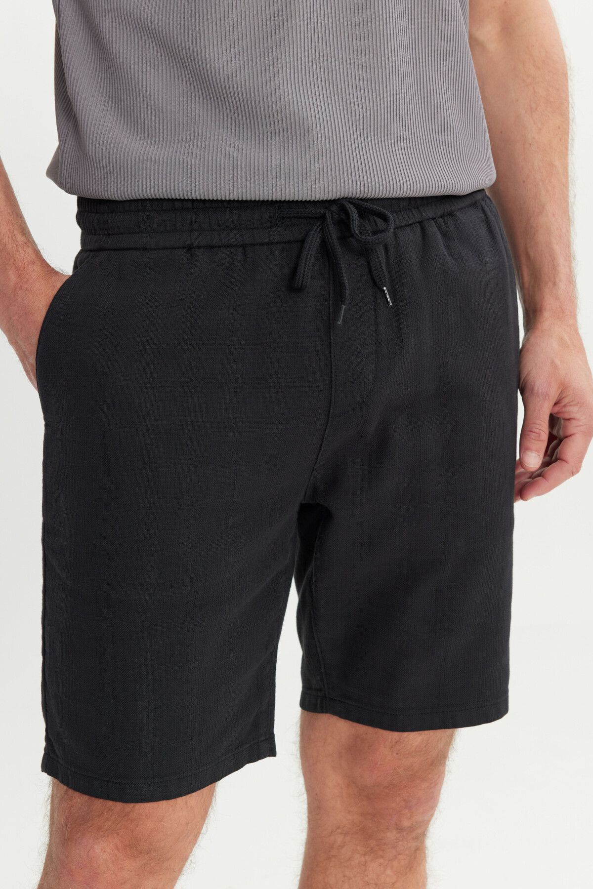 Men's black 100 %cotton comfort fit waist connected flamned side pocket shorts