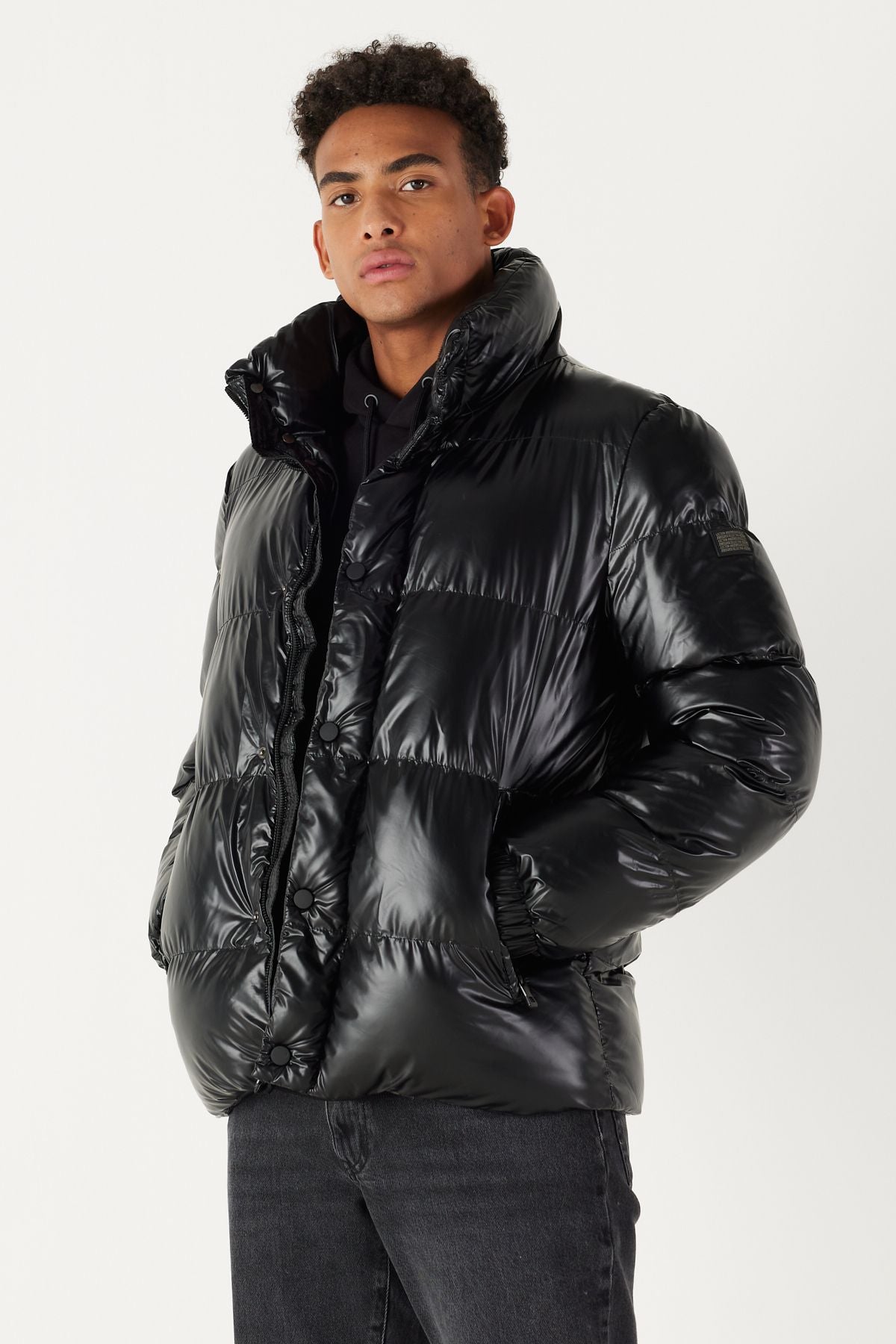 Men's black standard fit Normal cut upright collar water and cold -proof heat holder bright coat