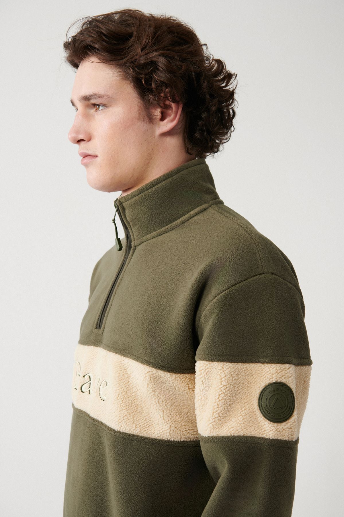 Men's Khaki Cool -resistant half -zipper with steep collar piece polar sweatshirt A32y1298