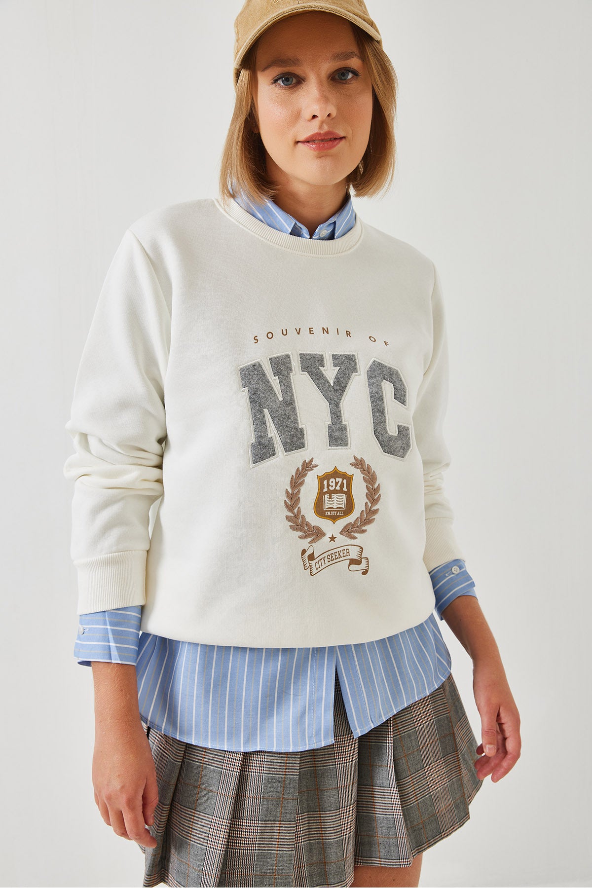 Women's Three Thread Raised Embroidered Sweatshirt 6476 60261023