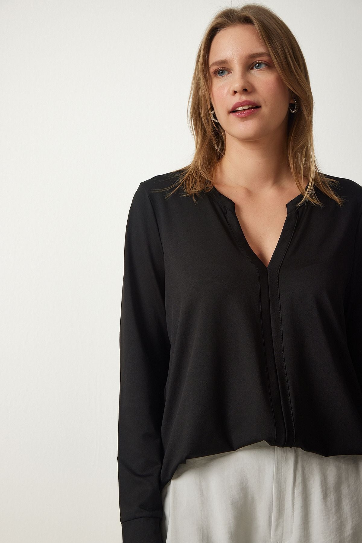 Female black dominant collar knit blouse rx00042