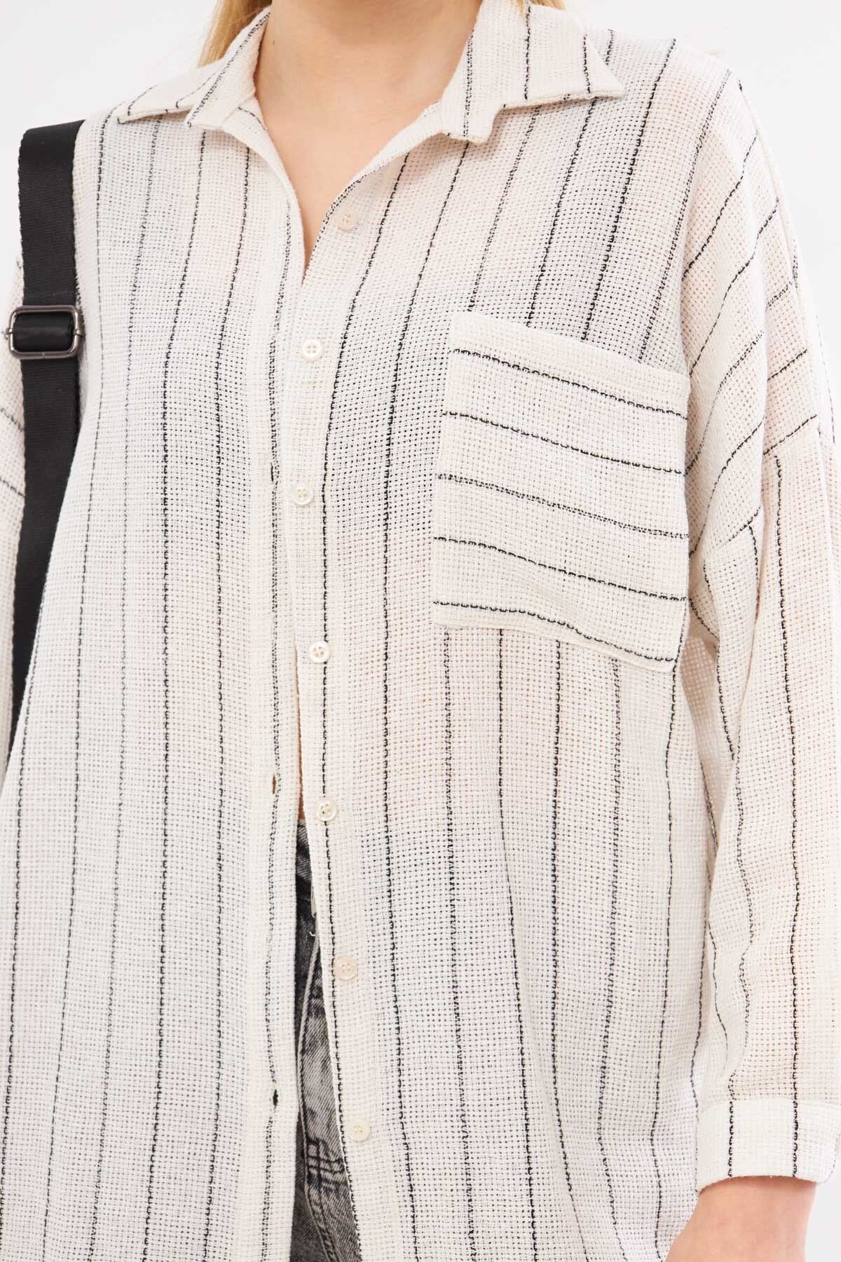 Woman White Long Sleeve Pocket detailed back Pleated Pleeled Oversize Shirt ARM-24Y001053