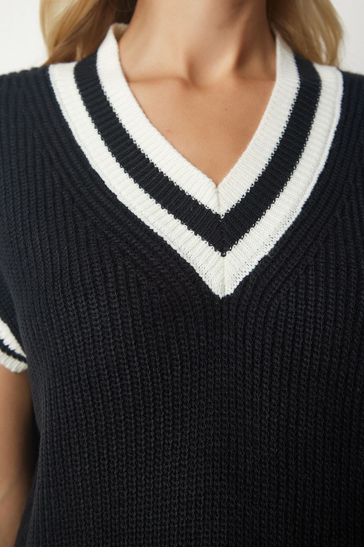 Female black ecru strip detailed overwhell knitwear sweater pf00013