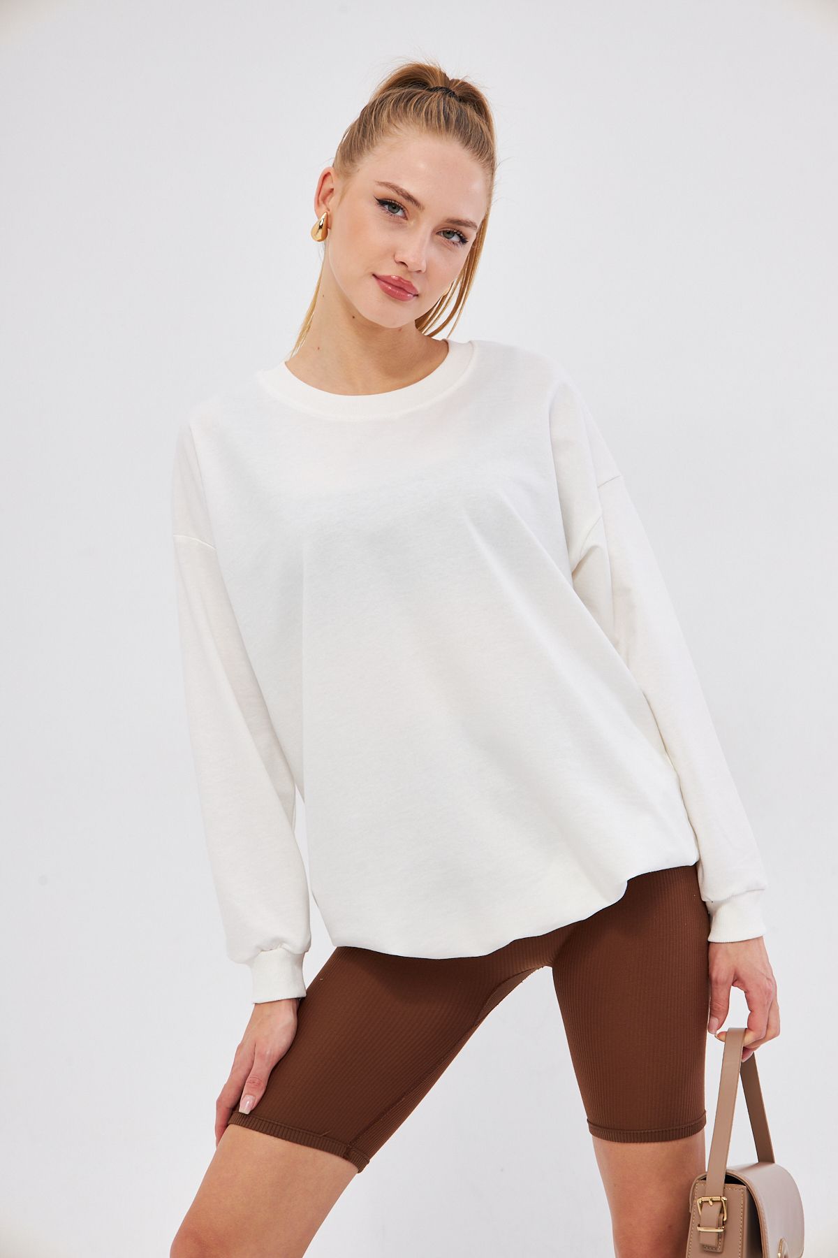 Woman White Round Collar Oversize Sweatshirt ARM-22K024027