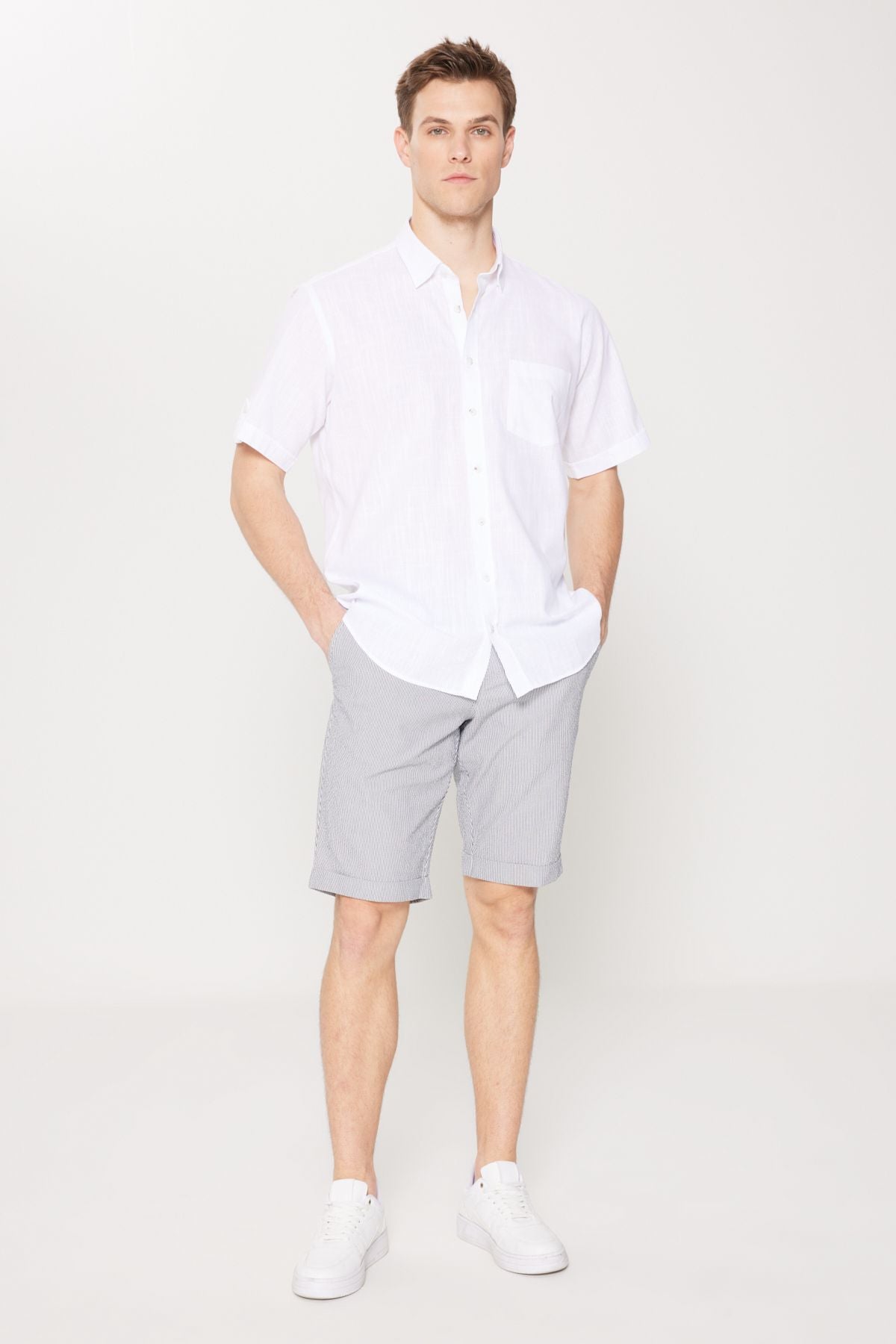 Men's navy blue-white slim fit narrow-cut cotton waist connected side pockets with patterned shorts