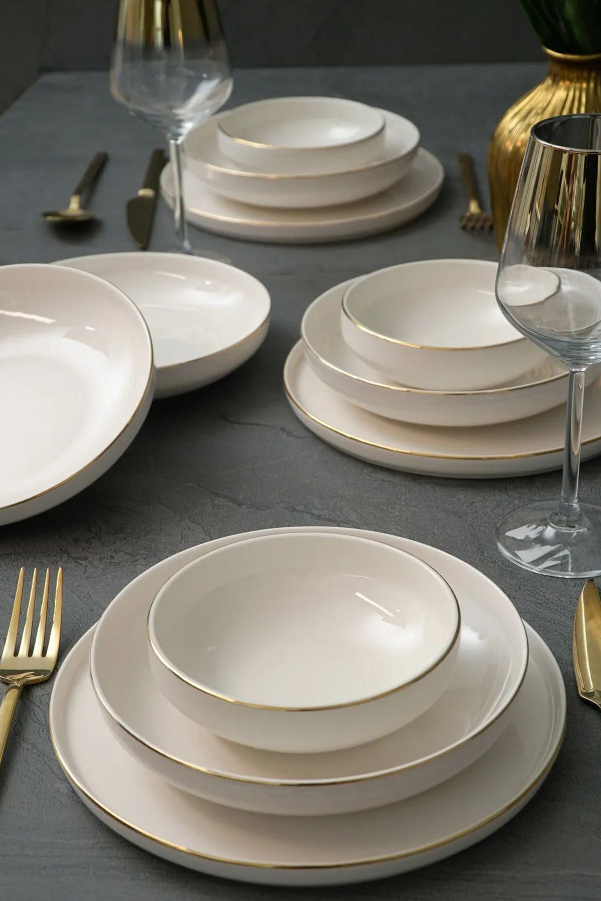 Dream Gold Gilding 18 Piece 6 Person Porcelain Dinner Set Broken White