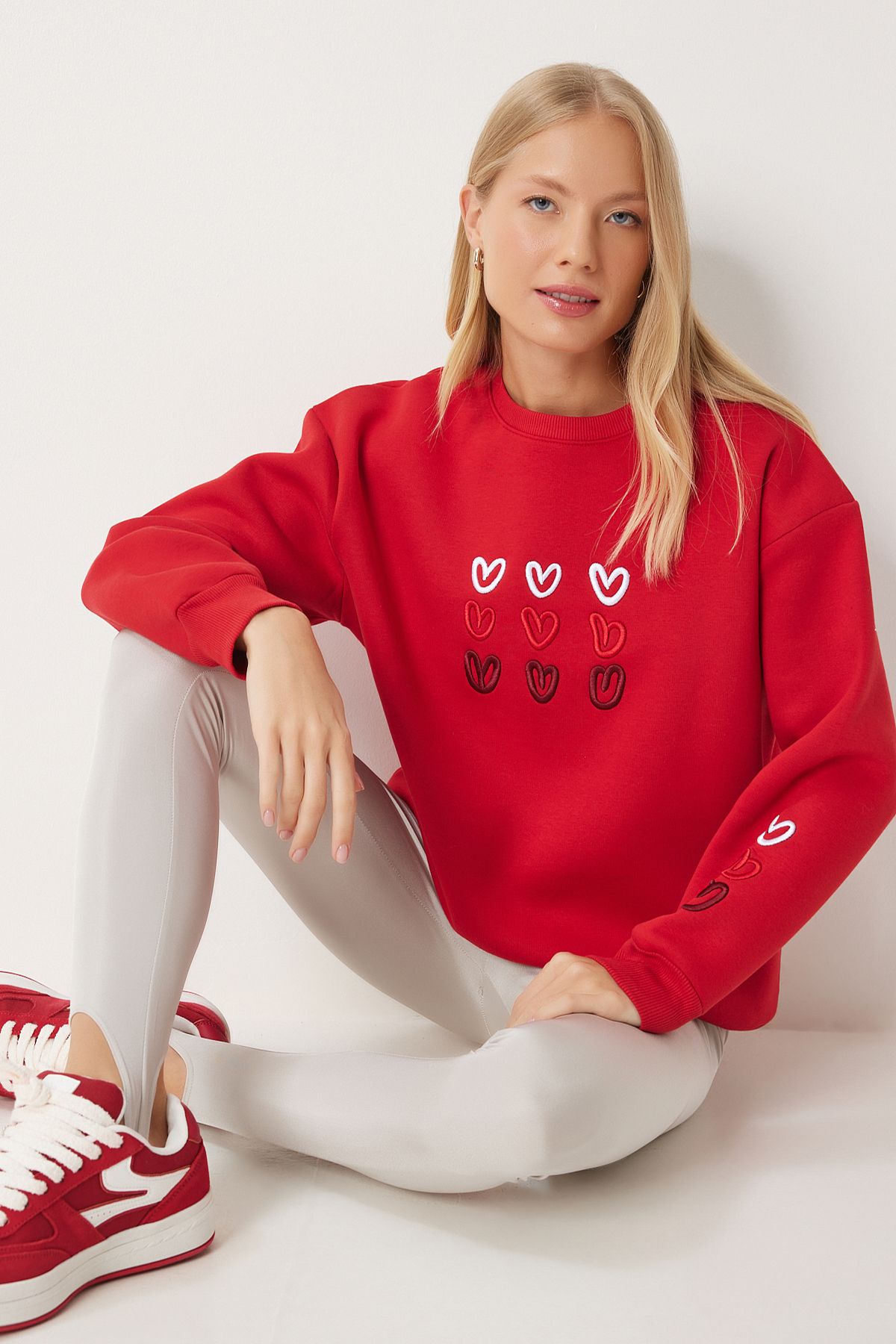 Woman Red Heart Embroidered Sweatshirt OW00004