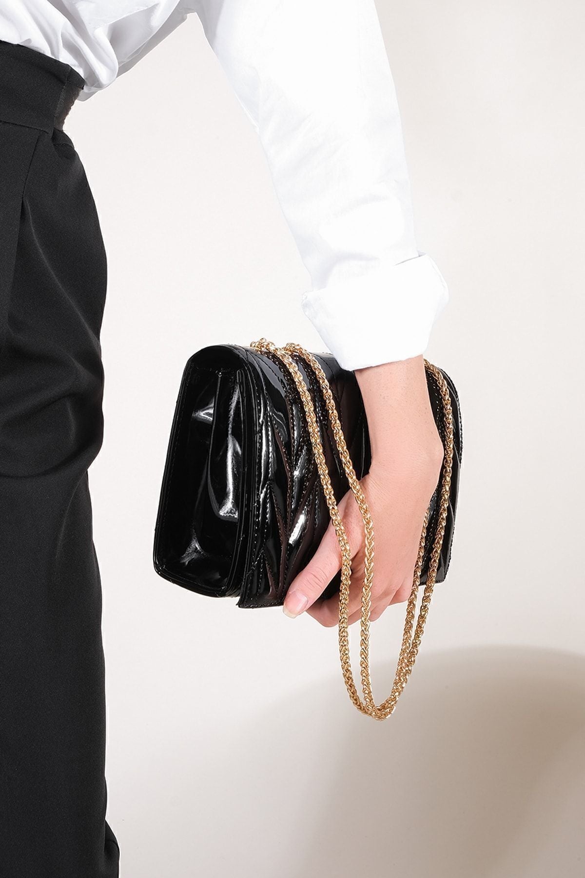 Woman gold -colored chain shoulder bag Delbin black patent leather