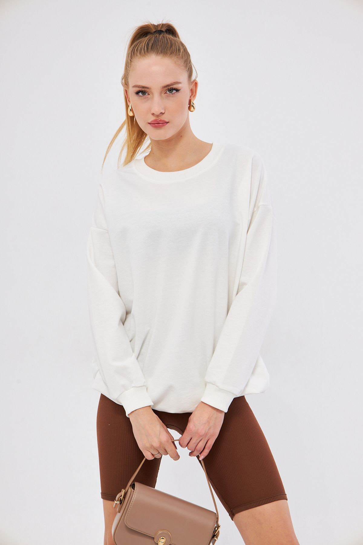 Woman White Round Collar Oversize Sweatshirt ARM-22K024027