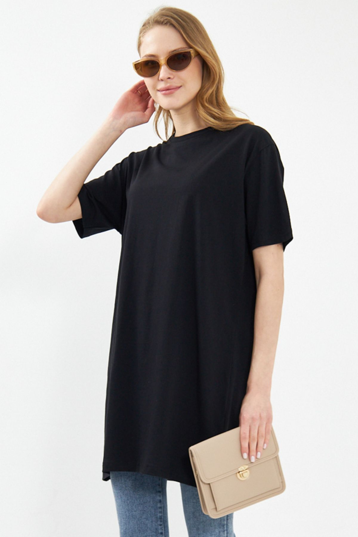 Women's black sides of the slit over the long t-shirt ARM-24Y024005