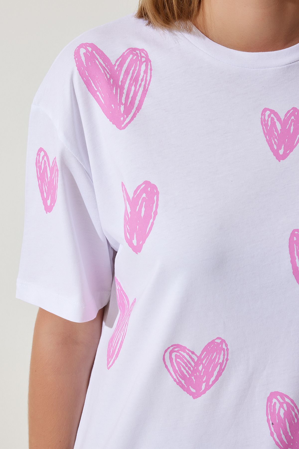 Kadın Beyaz Pembe Kalp Baskılı Oversize Pamuklu T-Shirt BP00165