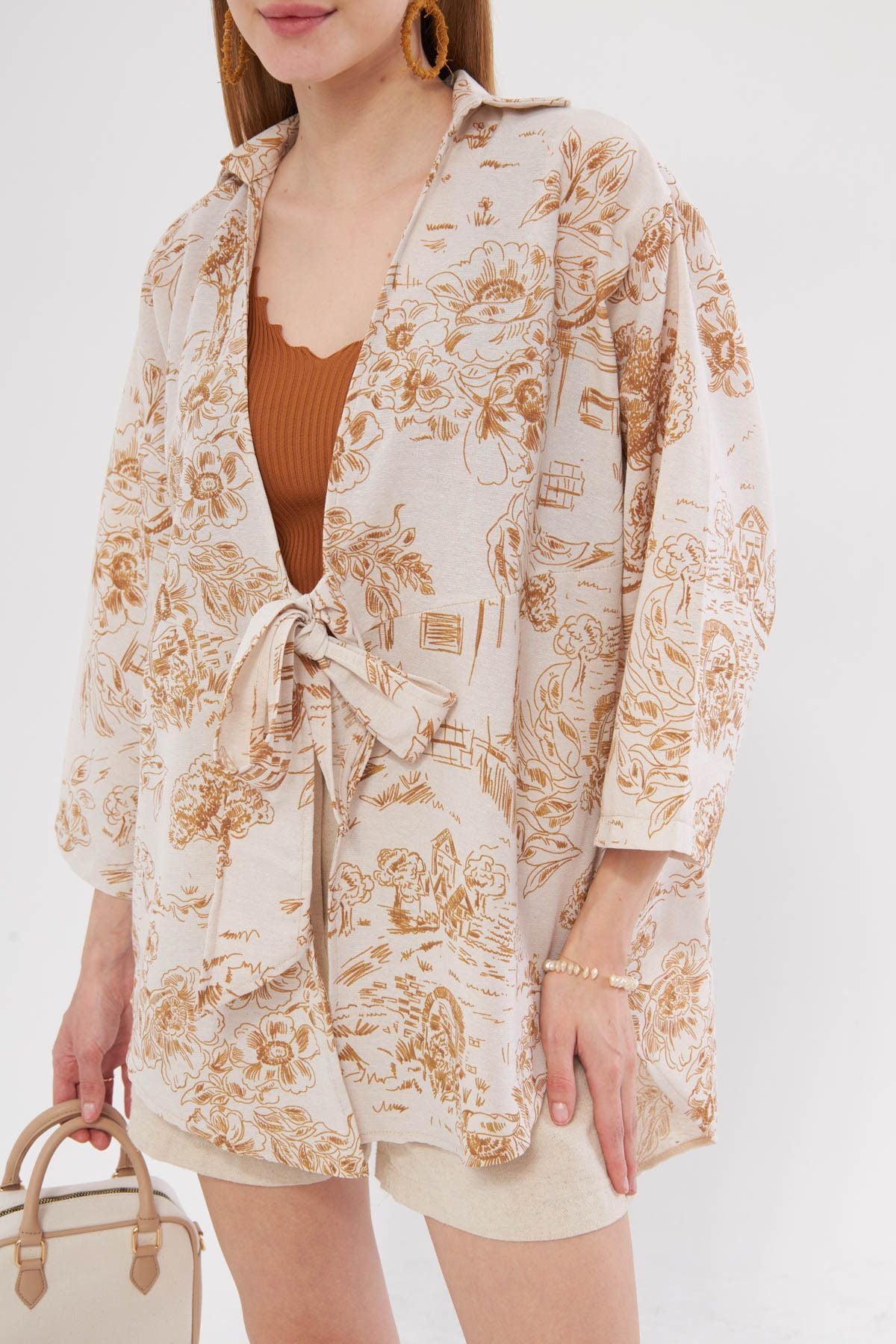 Women with light brown patterned linen-looking front-binding kimono shirt ARM-24Y001079