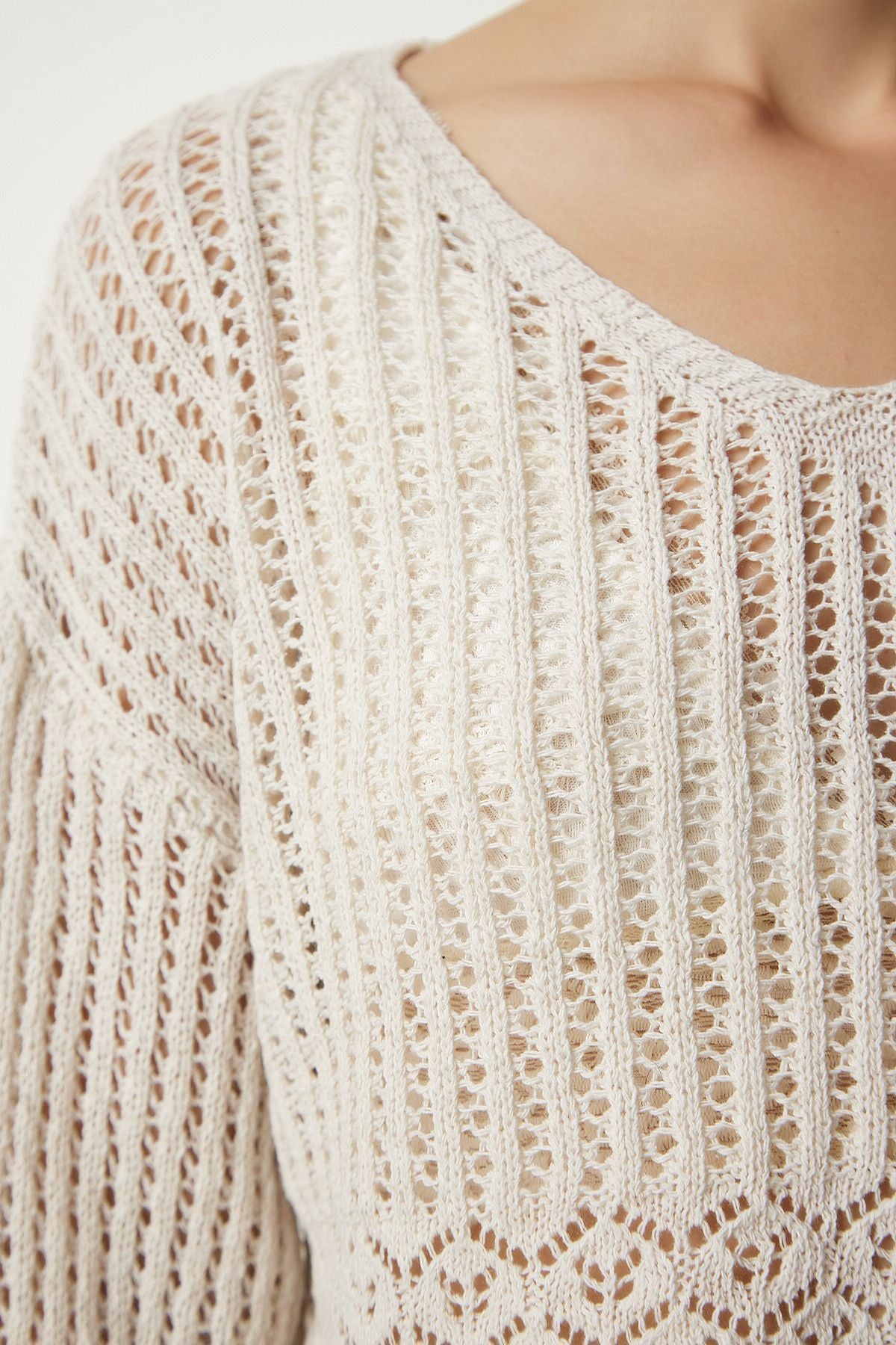 Women's Cream V -Yaka Outline Crop Knitwear Sweater CI00094