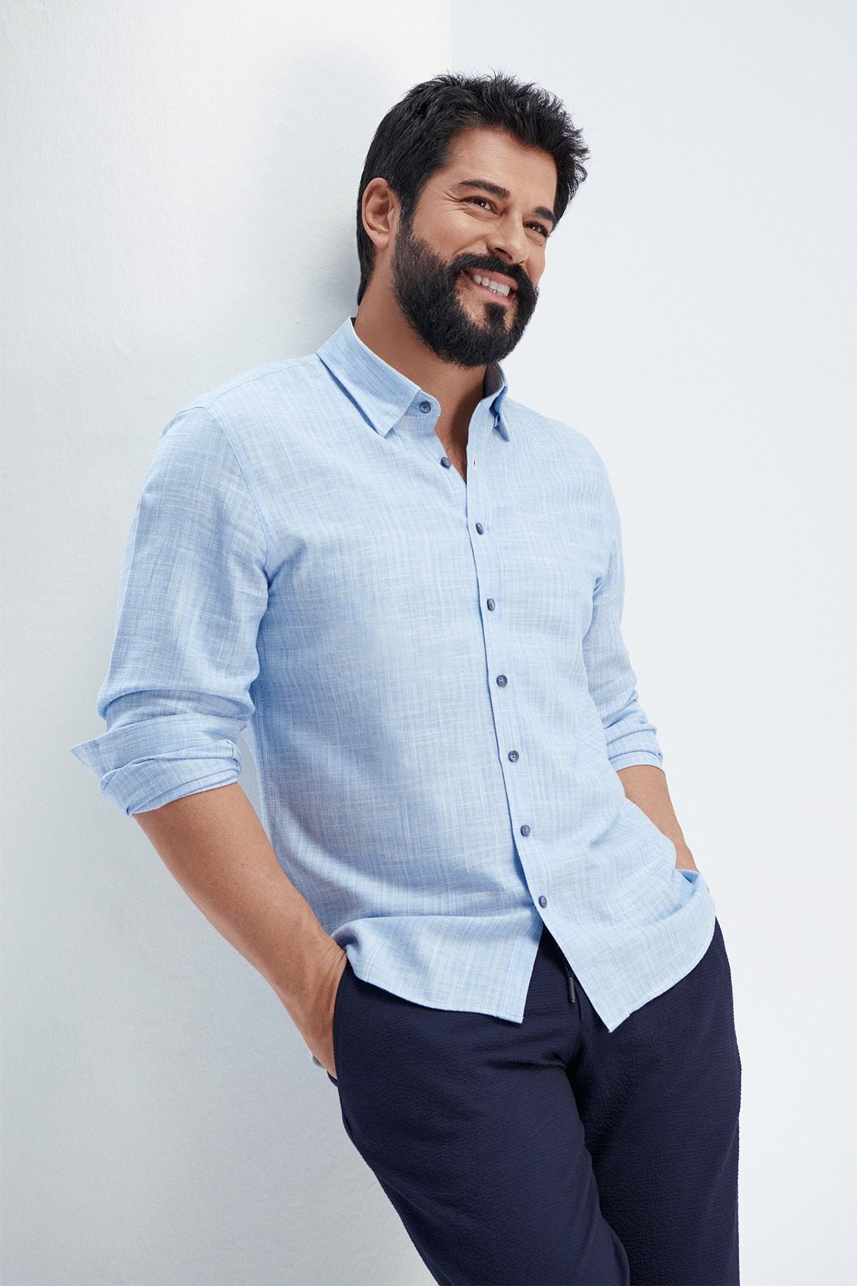 Men's light blue 100 %cotton slim fit narrow cut hidden buttoned collar linen -looking pennant shirt