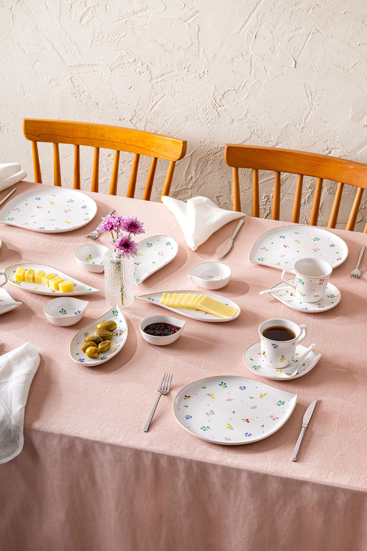 Daisy Porcelain 32 Piece 6 Person Breakfast Set