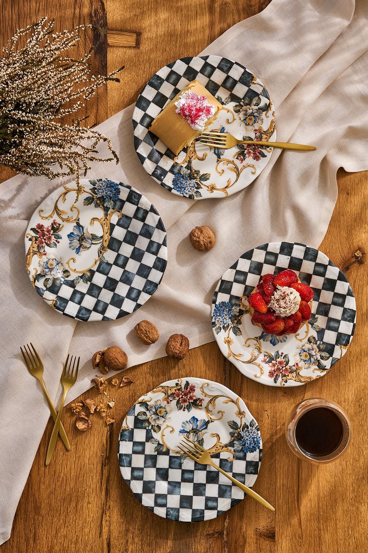 Victoria 4 -cake plate set