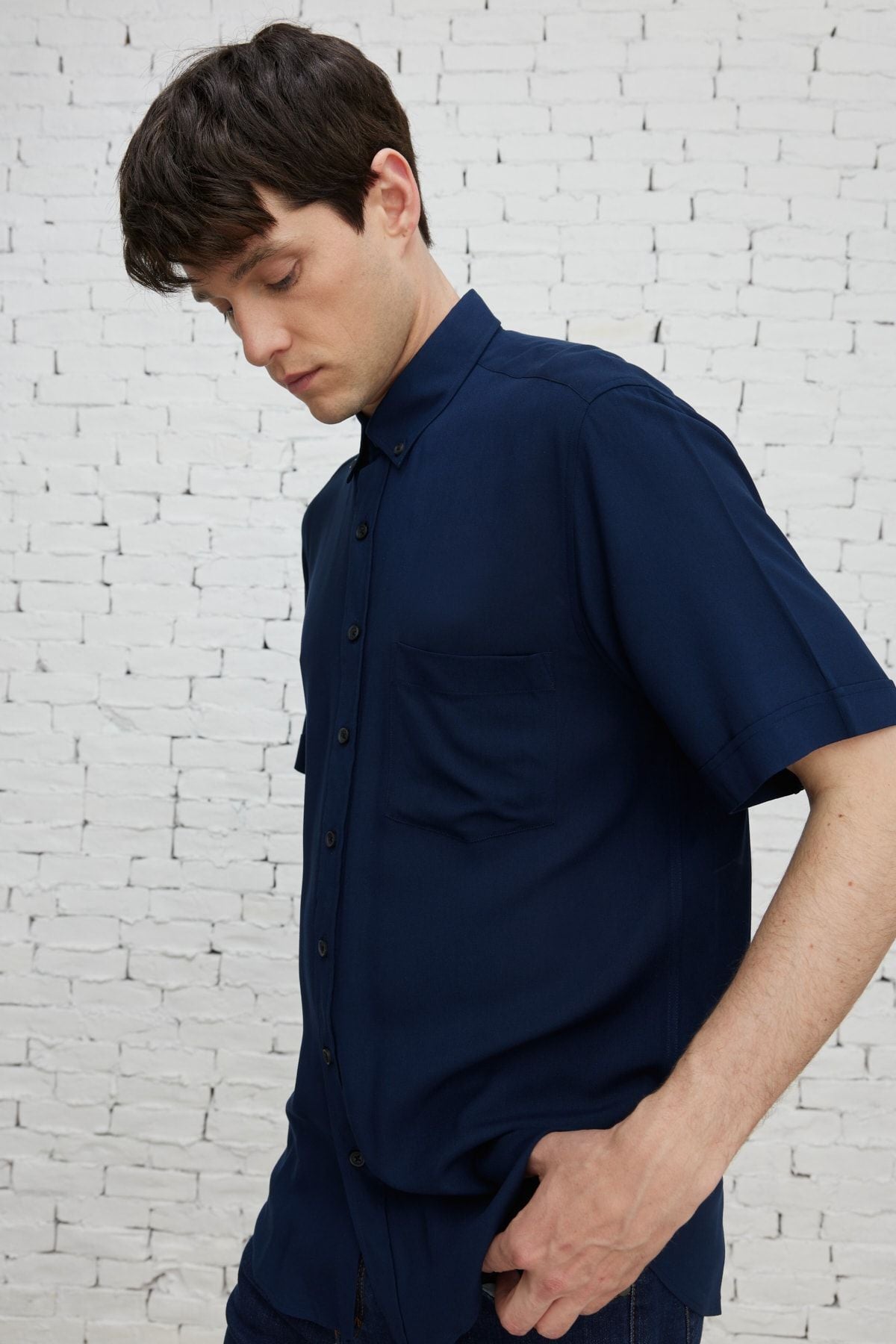 Men's navy blue slim fit narrow cut buttoned shirt with short sleeve pockets