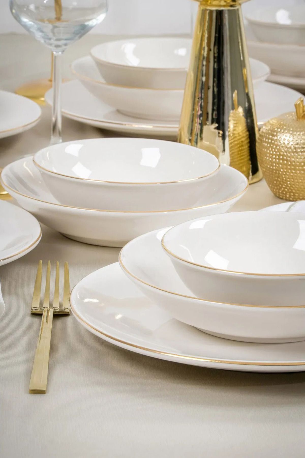 Dream Gold Gilding 18 Piece 6 Perons Porcelain Dinner Set Broken White