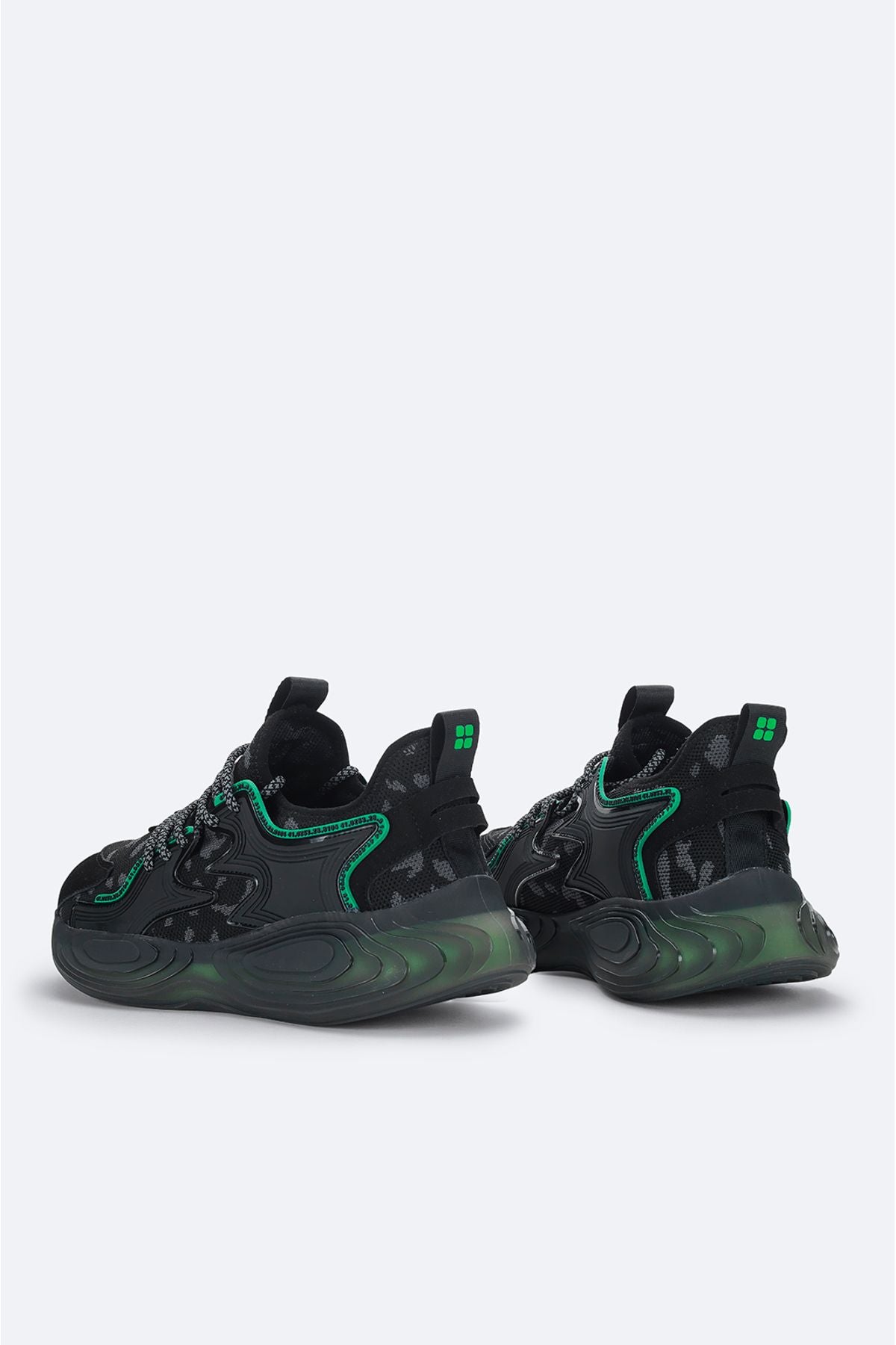 Men's black flexible floor sneaker shoes A32y8003