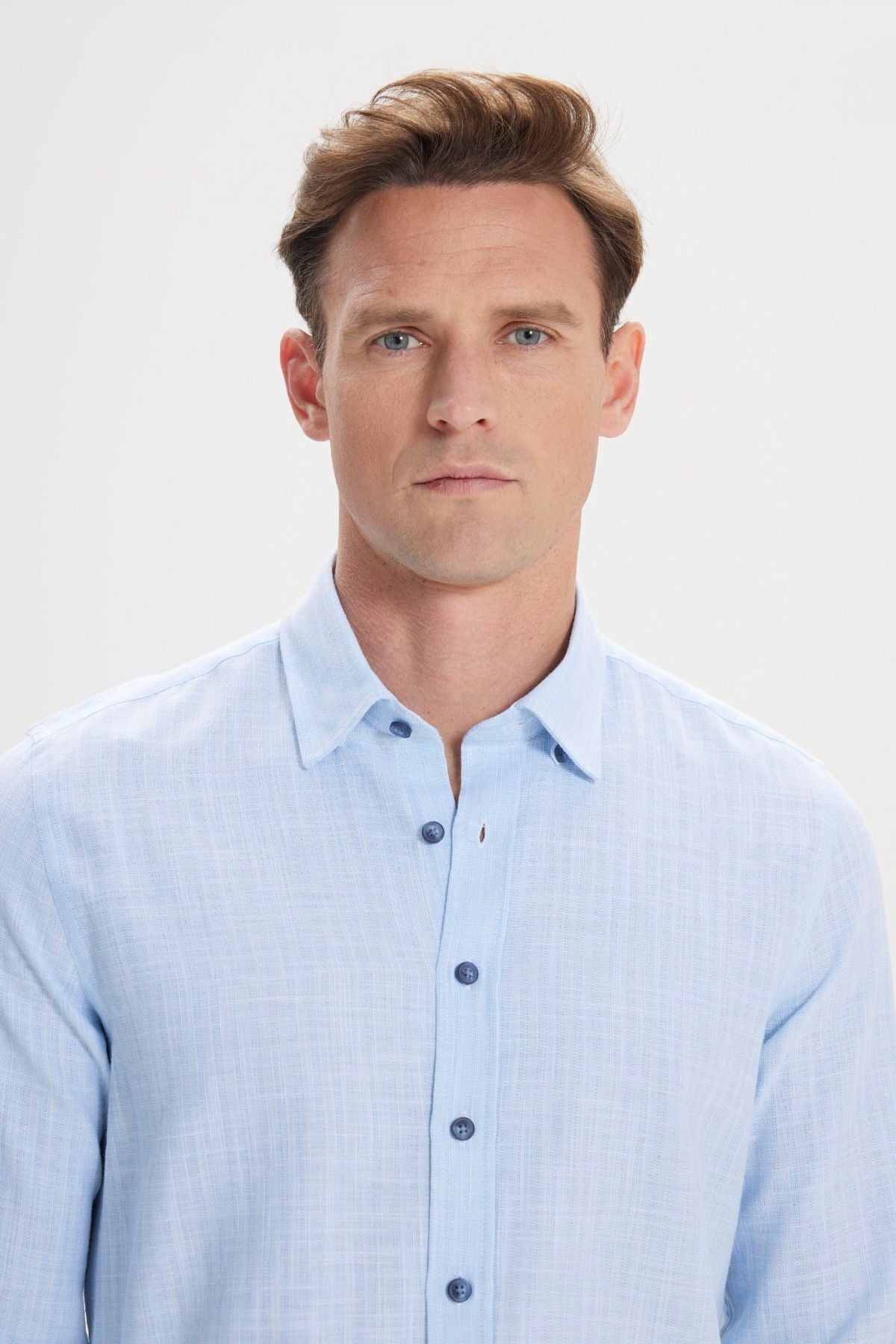 Men's light blue 100 %cotton slim fit narrow cut hidden buttoned collar linen -looking pennant shirt