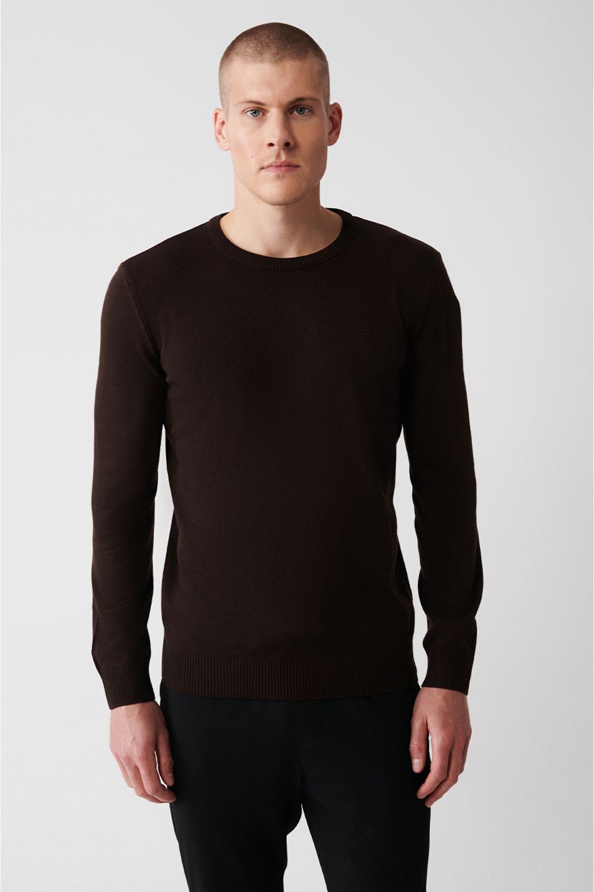 Men's brown bike collar -free knitwear sweater E005000
