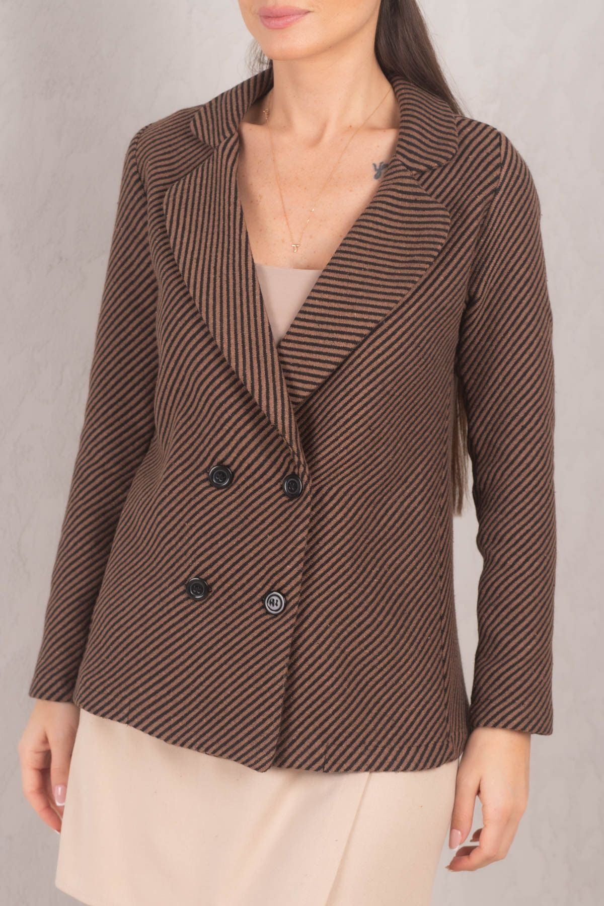 Four button with light coffee line pattern with light brown patene