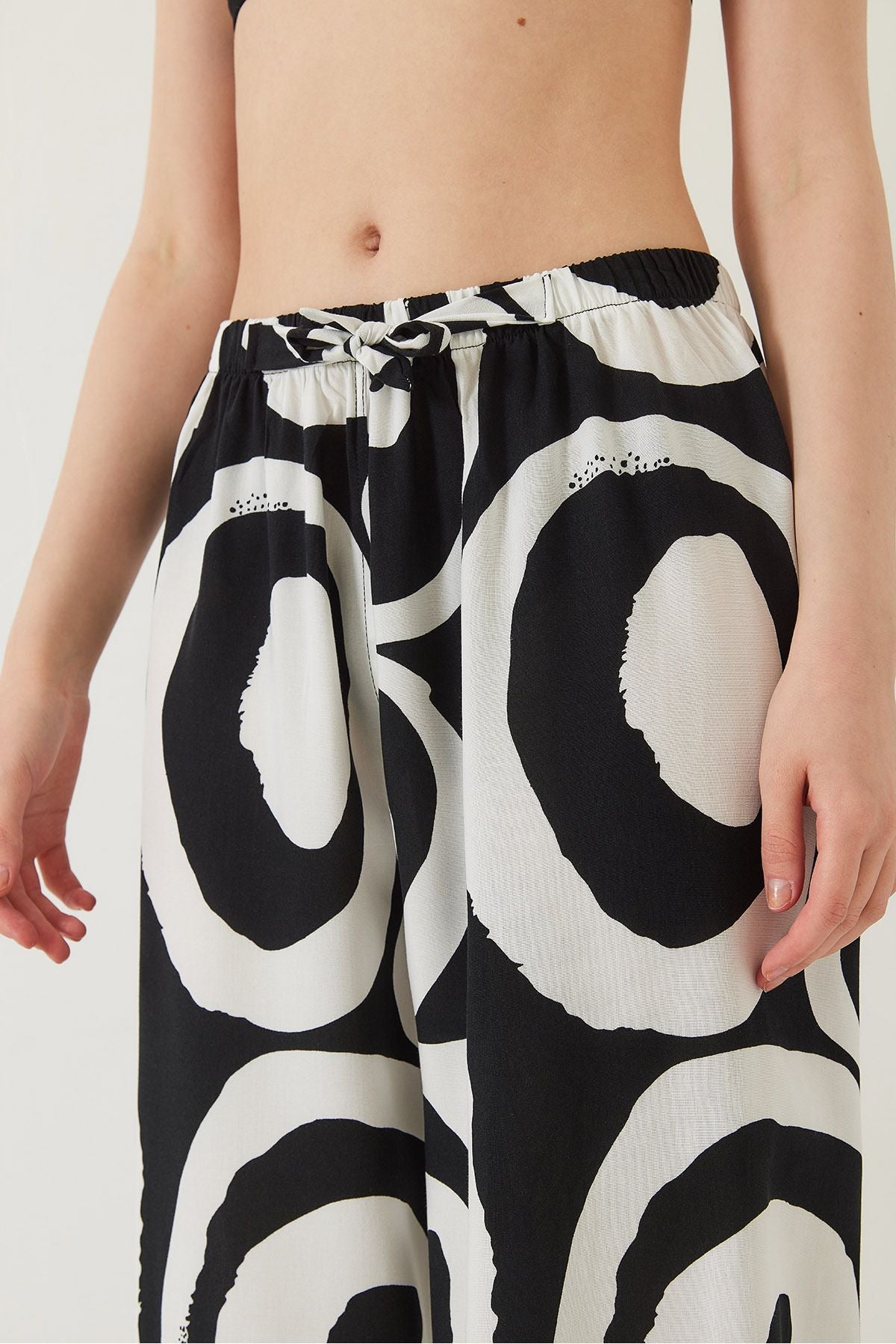 Female -linked patterned viscose pants 60261358