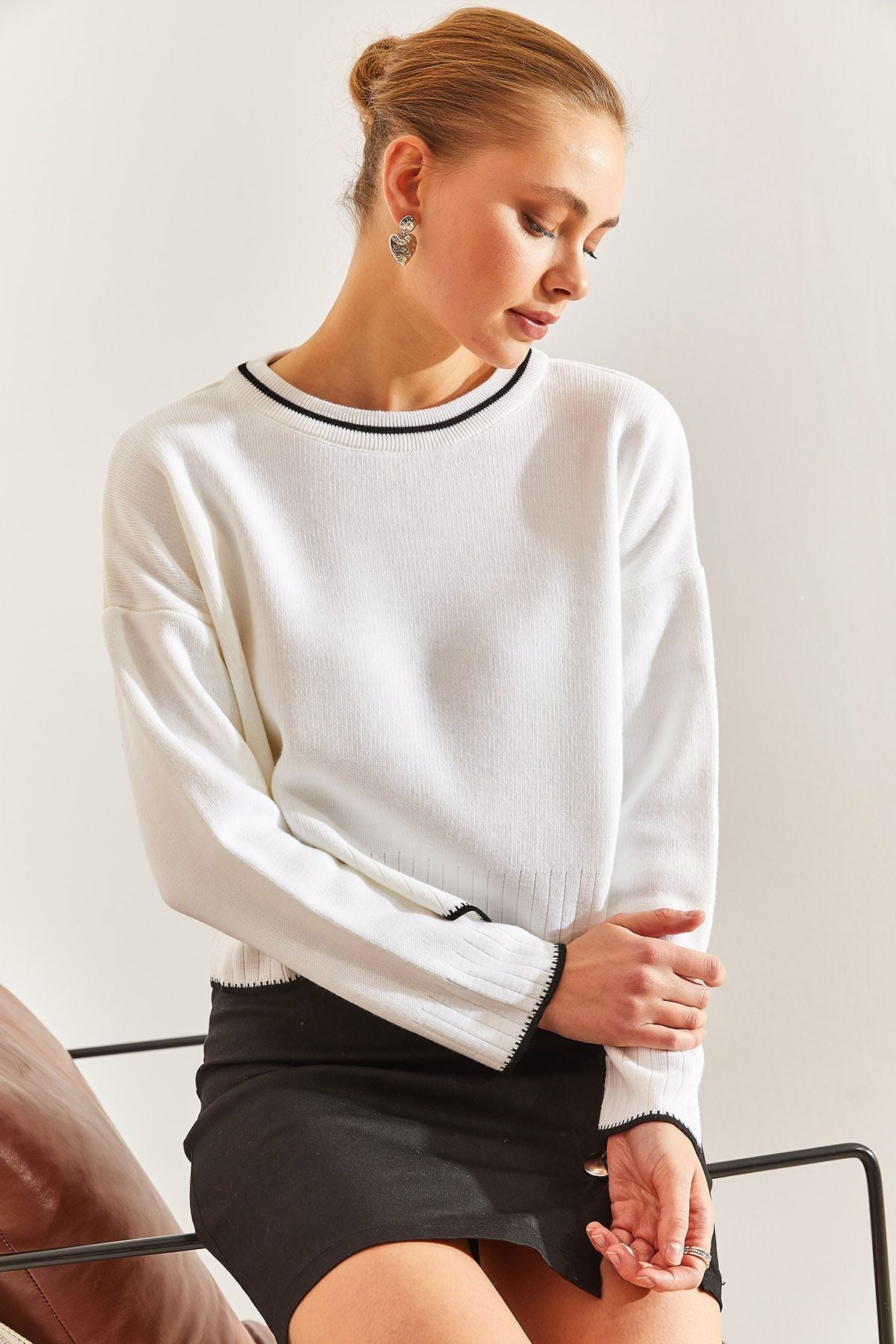 Female collar and tipped knitwear sweater