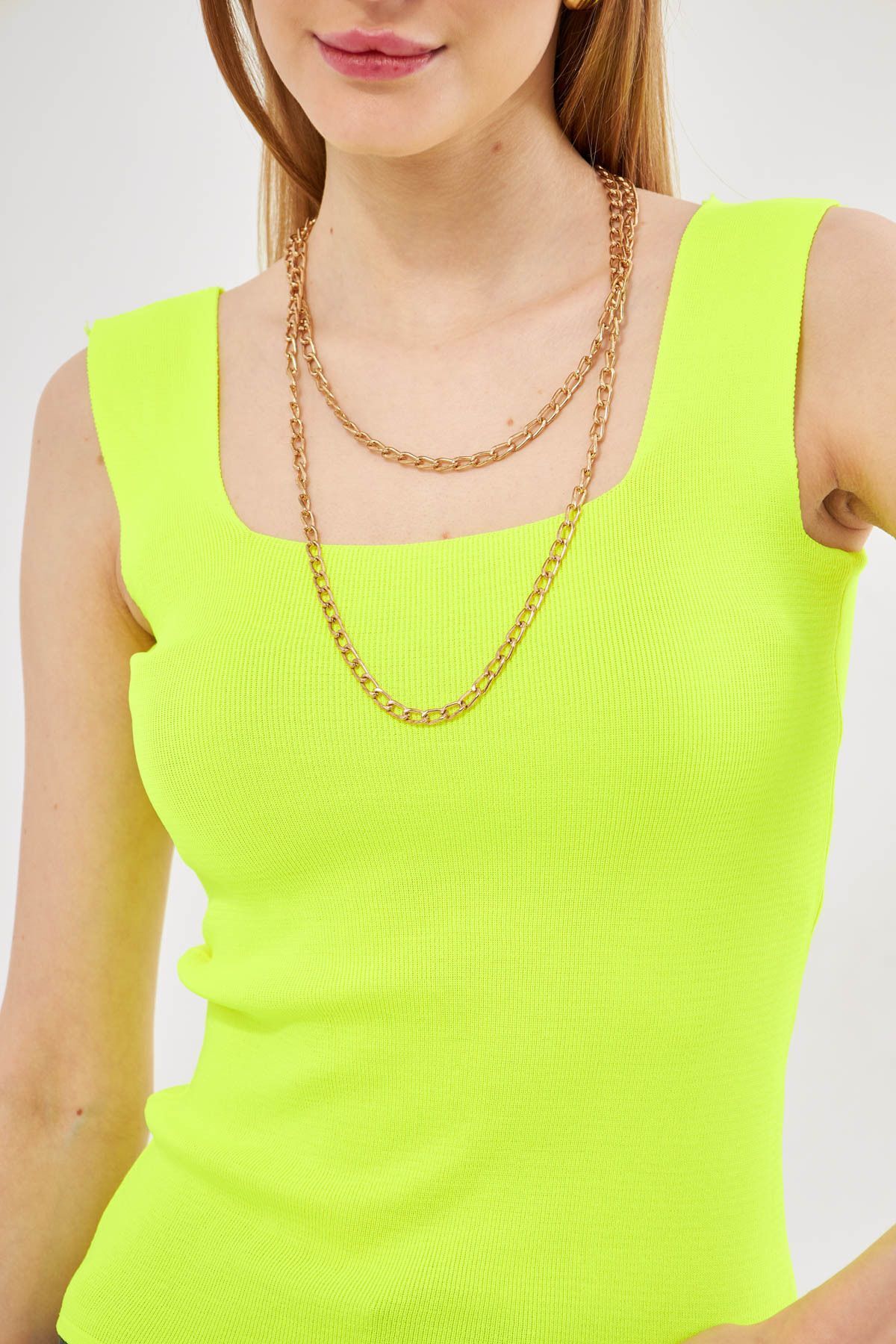 Woman neon yellow thick strap scchbling blouse ARM-23Y069001