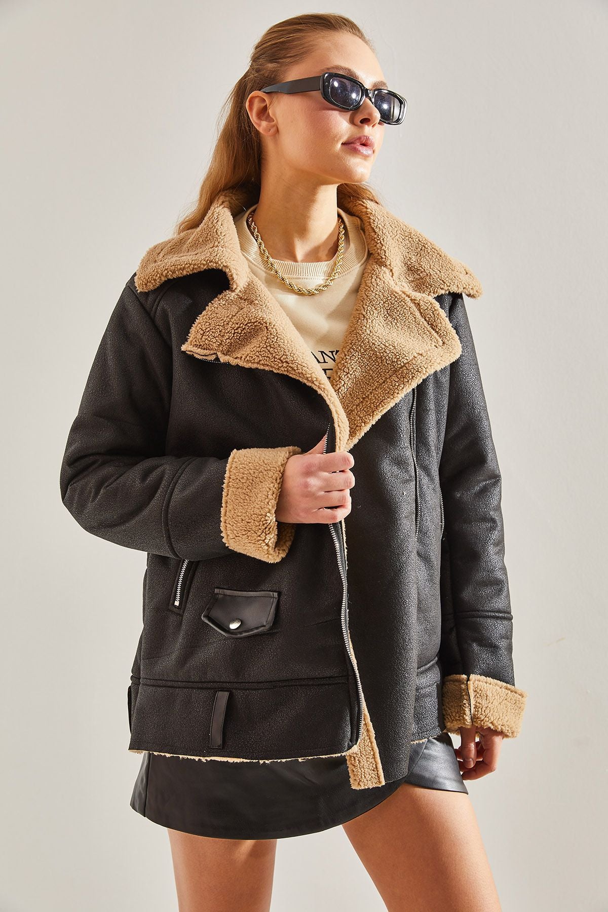 Female Cruve collar furred pocket detailed leather coat