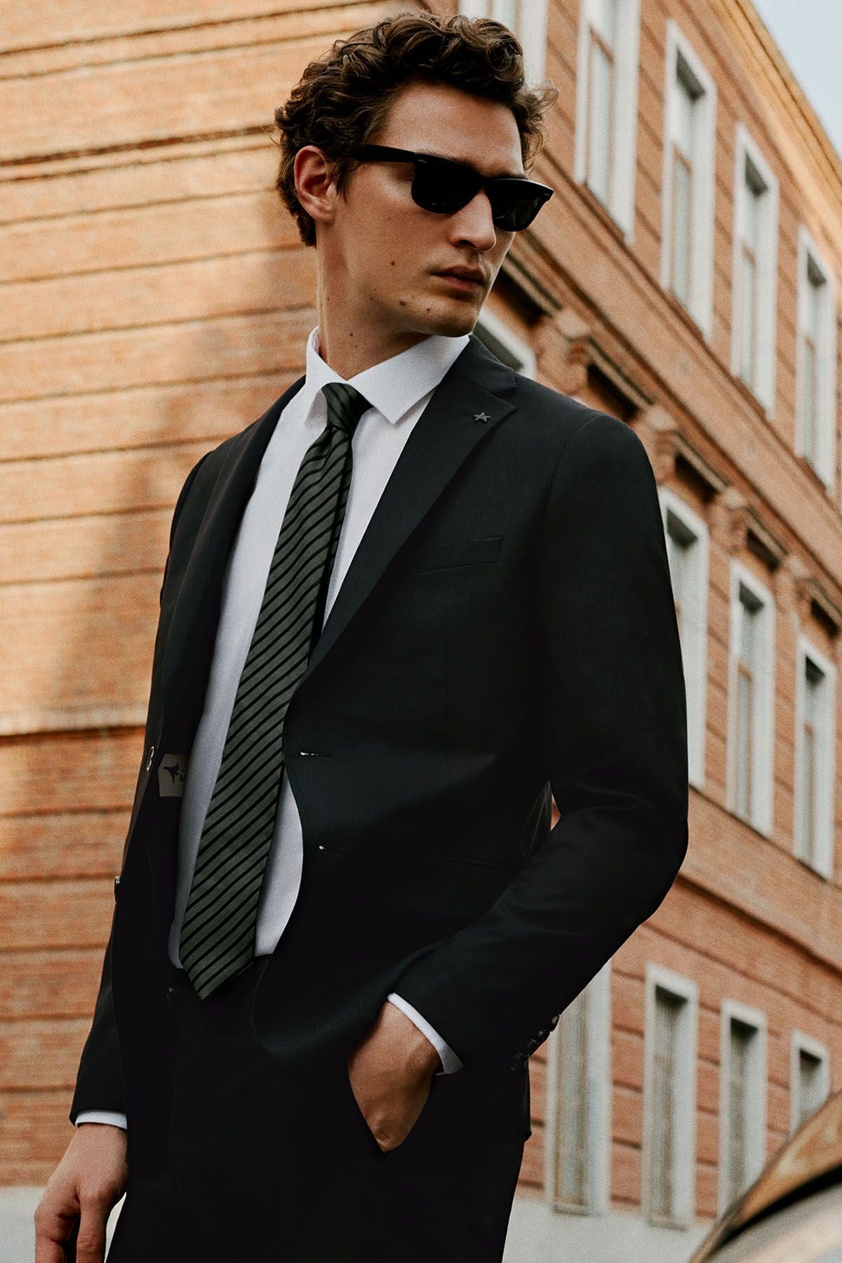 Men's black slim fit narrow cutting mono collar suits