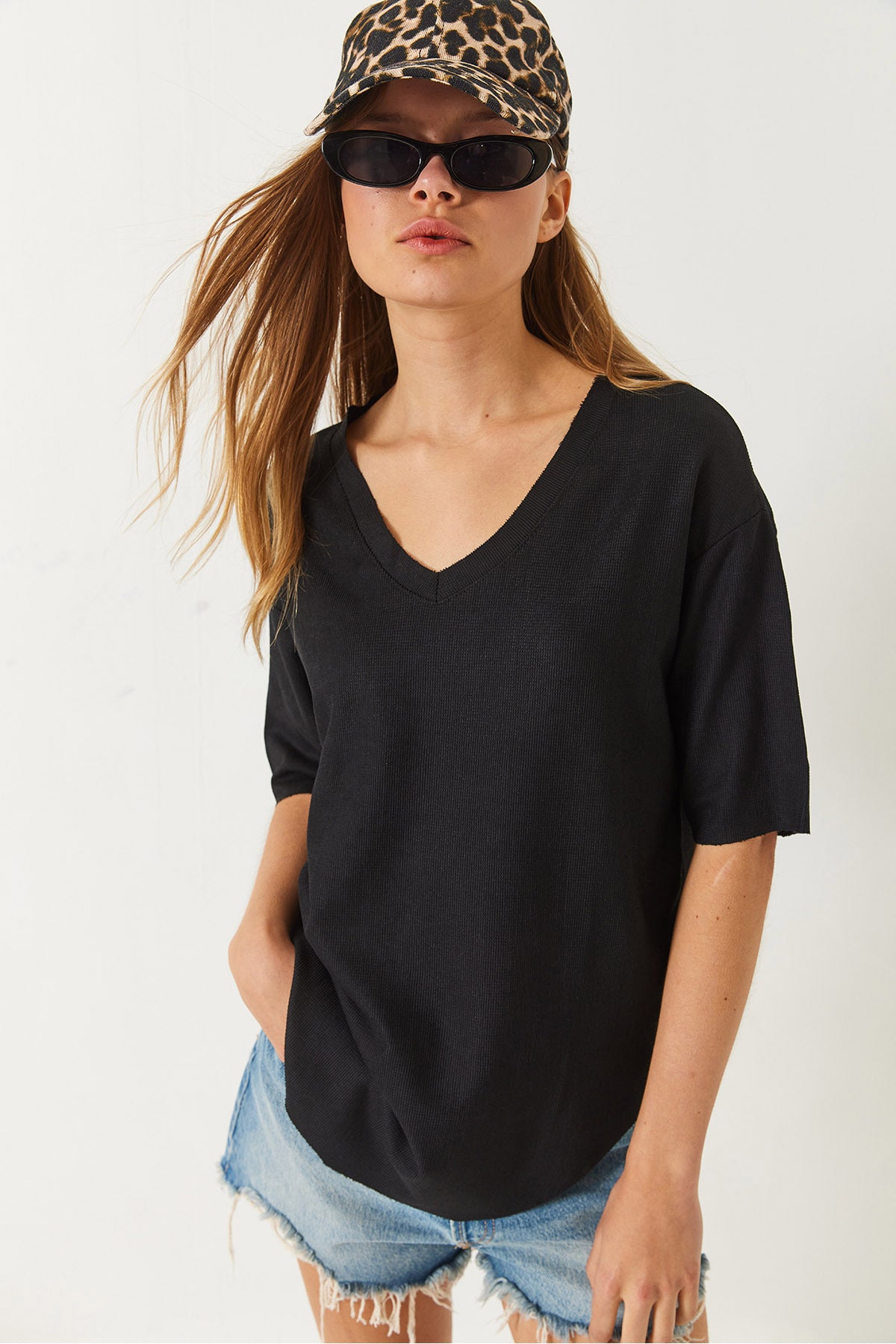 Women's V-Neck Oval Cut Wrinkled Basic T-Shirt 60261484