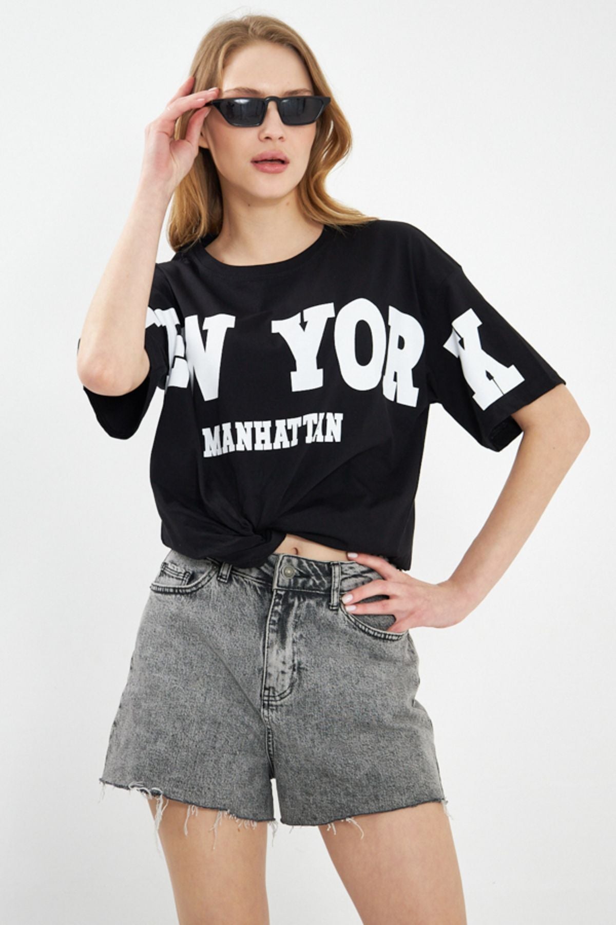 Woman Black in front of New York Written Oversize T-shirt ARM-24Y024001