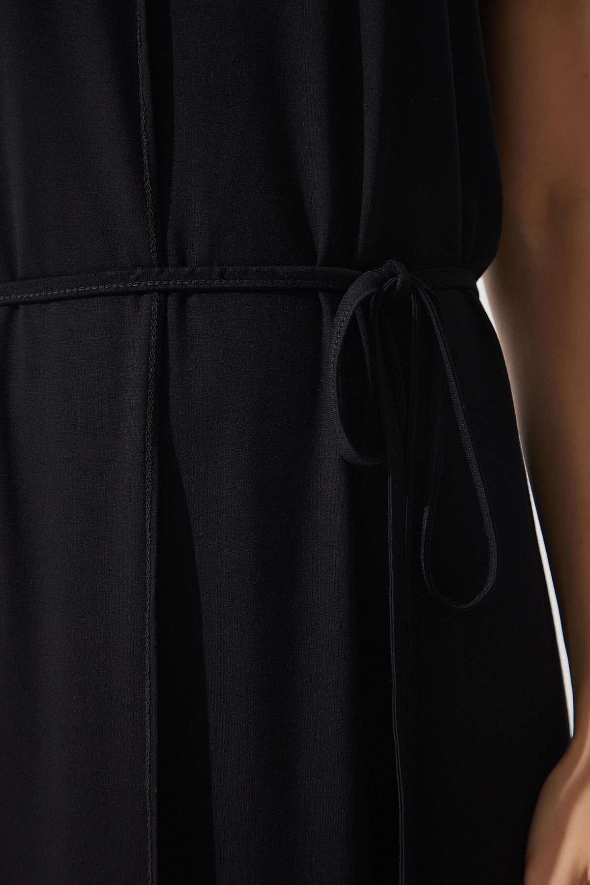 Female black belt V -neck viscose dress ub00240