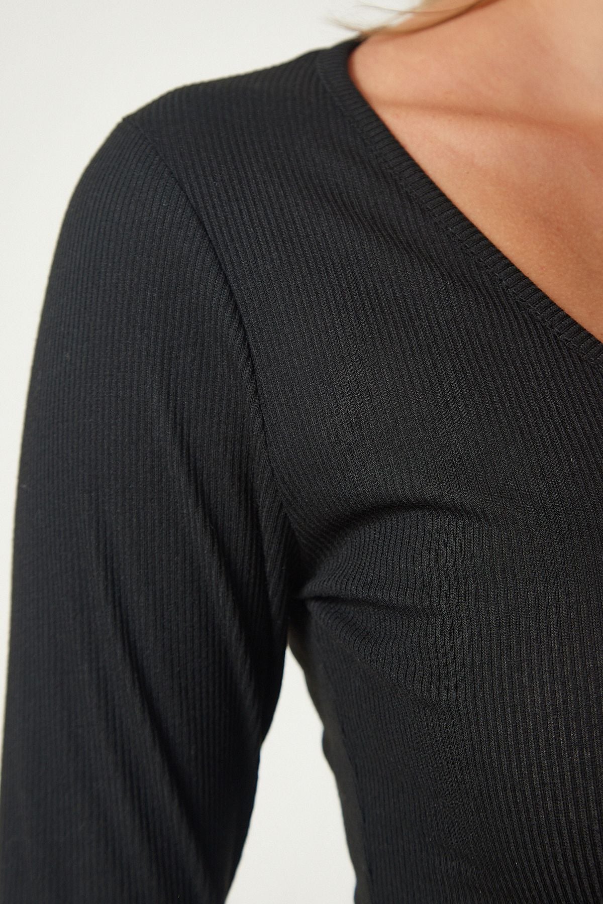WOMEN BLACK CREAM V -YAKA 2 PC Packing Crop knitted blouse UB00202