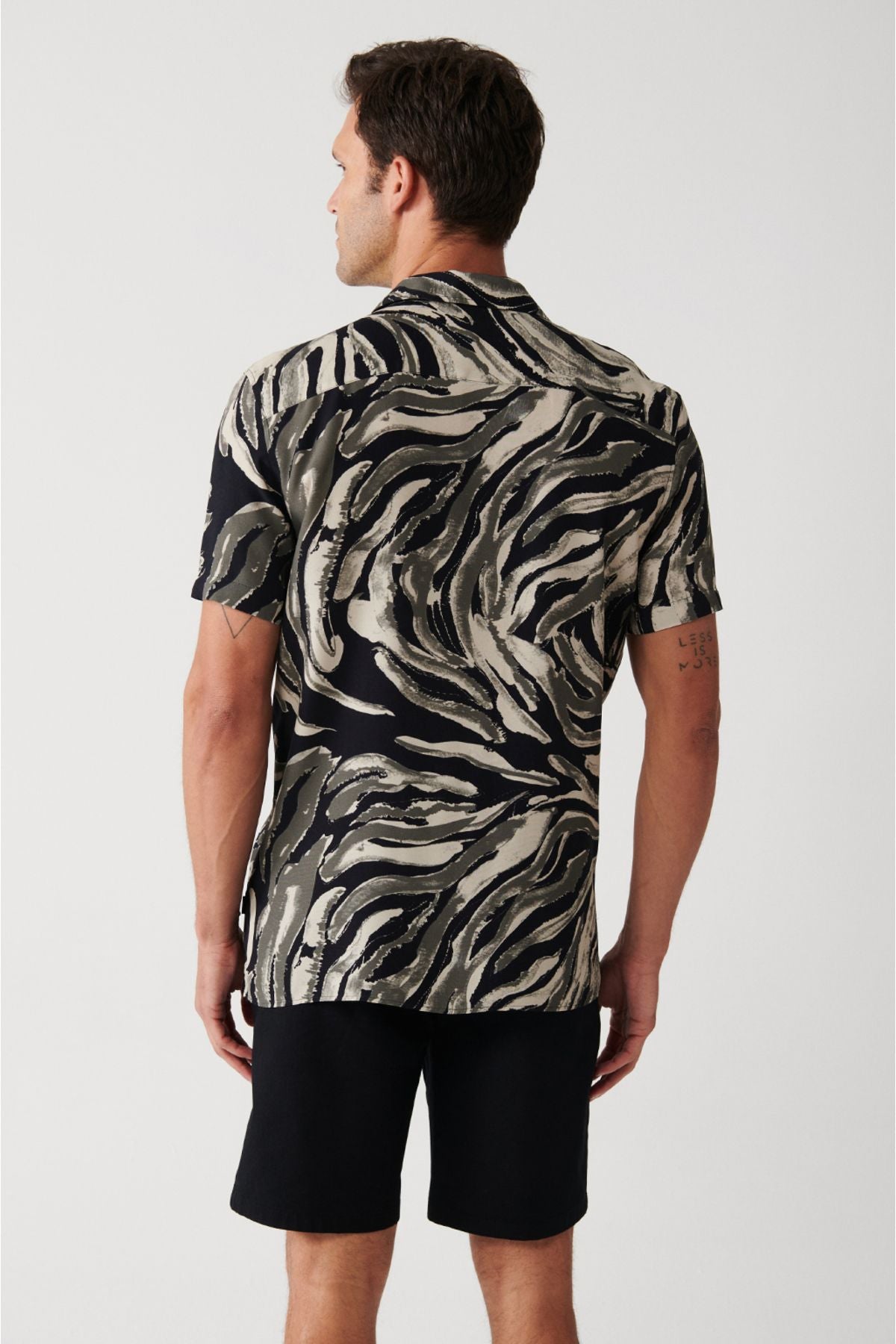 Men's black viscose Cuba collar leopard patterned short sleeve shirt A31y2195