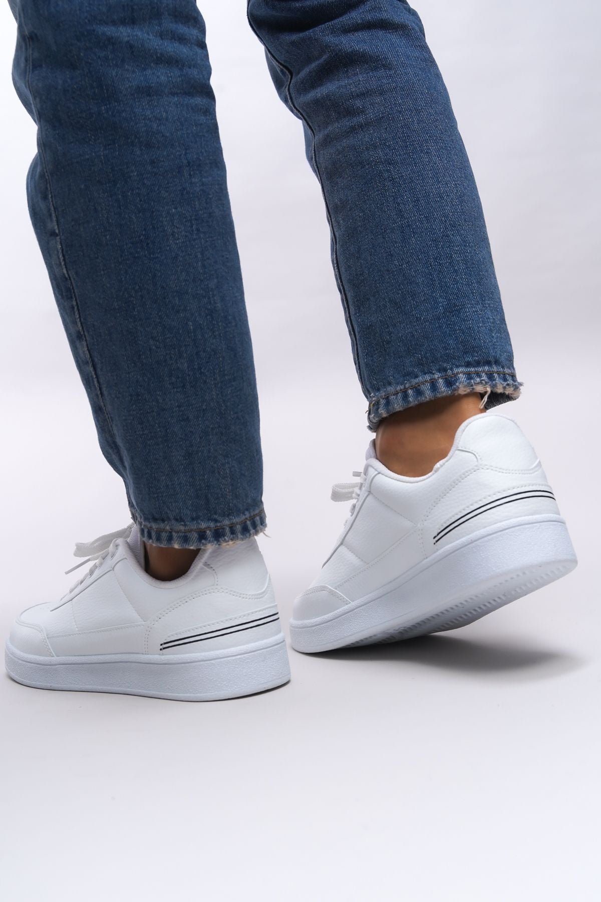 Ghiiogllah Unecisix Sneaker