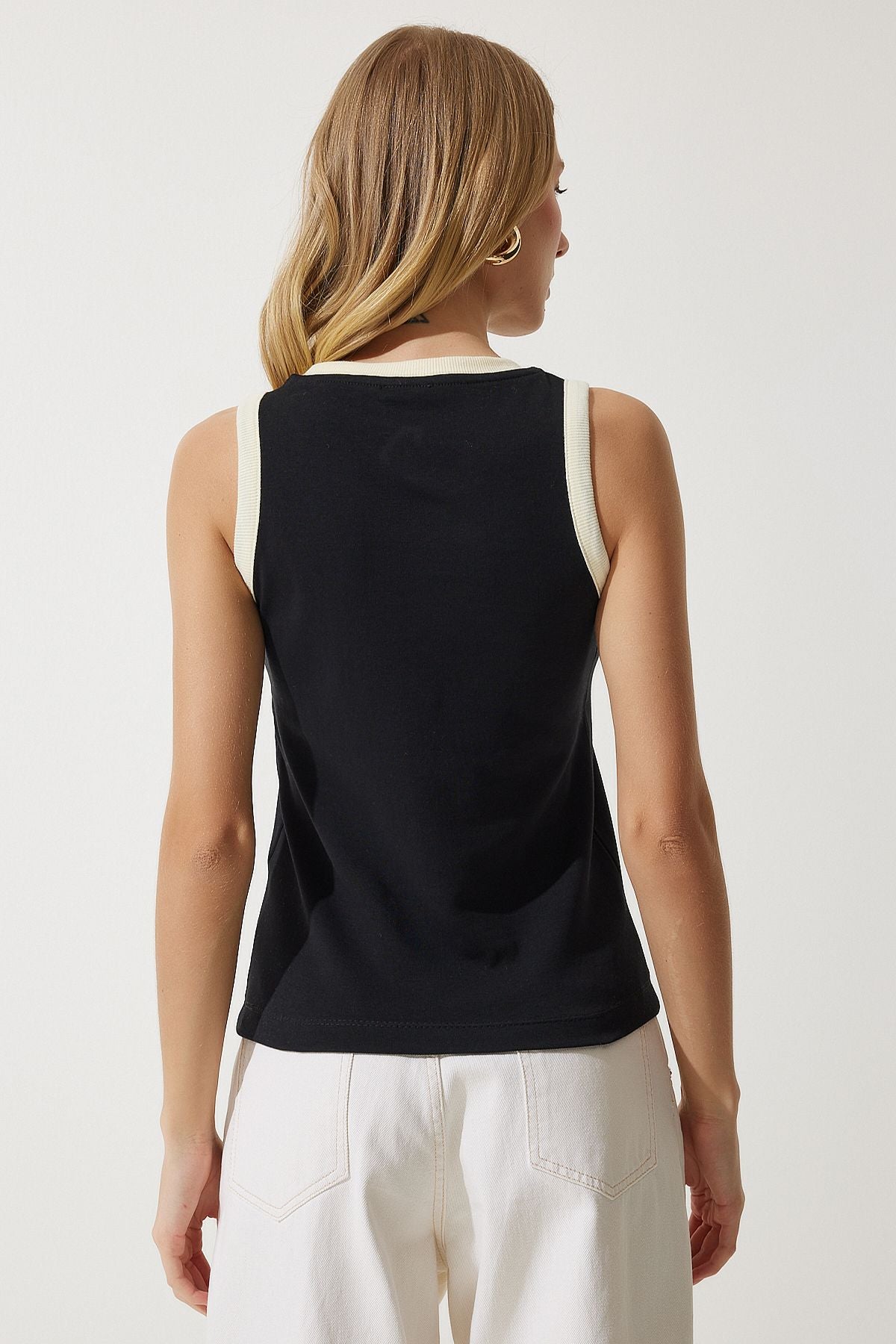 Female Black Sleeveless Contrast Color T-Shirt NJ00145