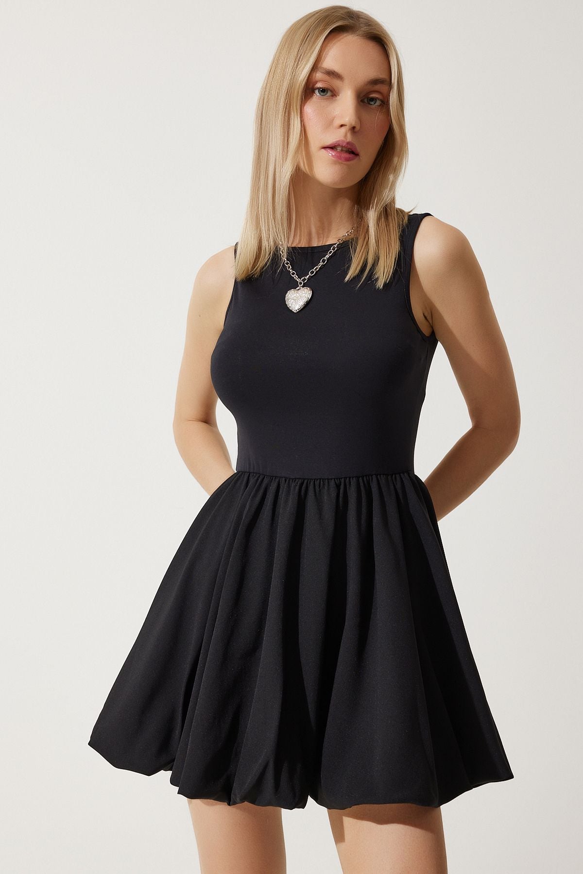 Woman Black Sleeveless Poplin Balloon Dress UB00280