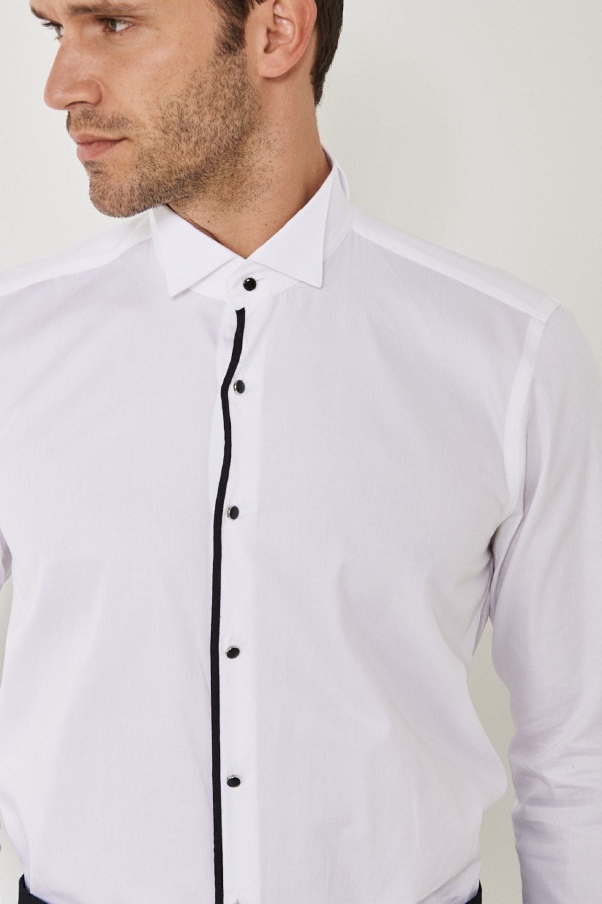 Men's white-black slim fit narrow cut 100 %cotton horse collar shirt