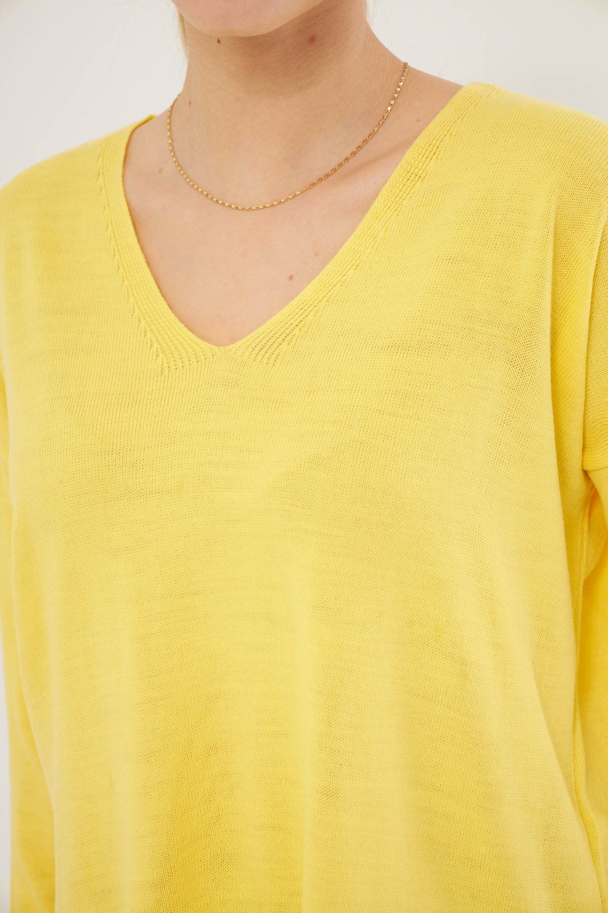 Woman Yellow V-Yaka front short back long knitwear sweater ARM-22Y012013