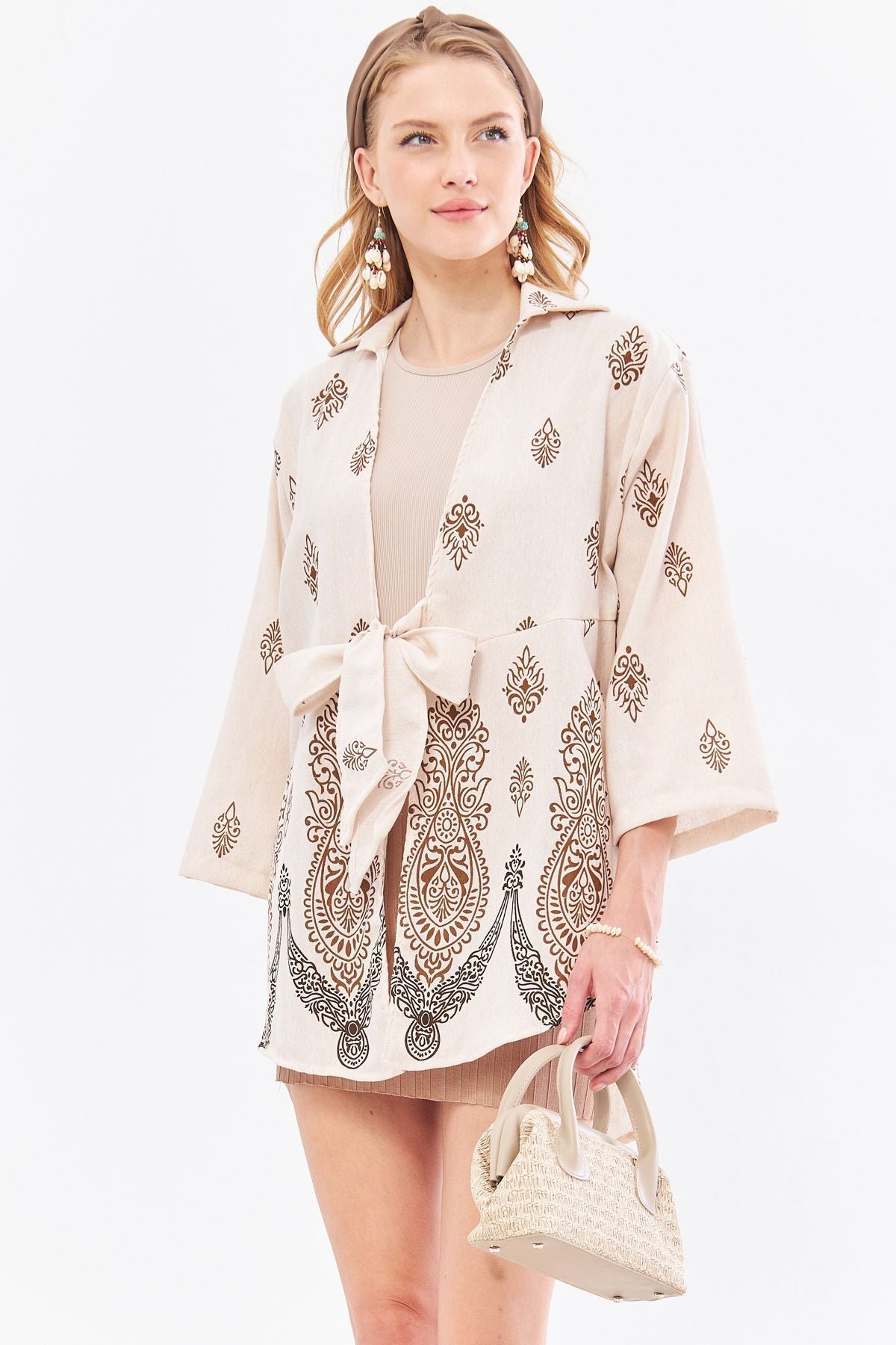 Women with light brown patterned linen-looking skirt with aqueous front front kimono shirt ARM-24Y001092