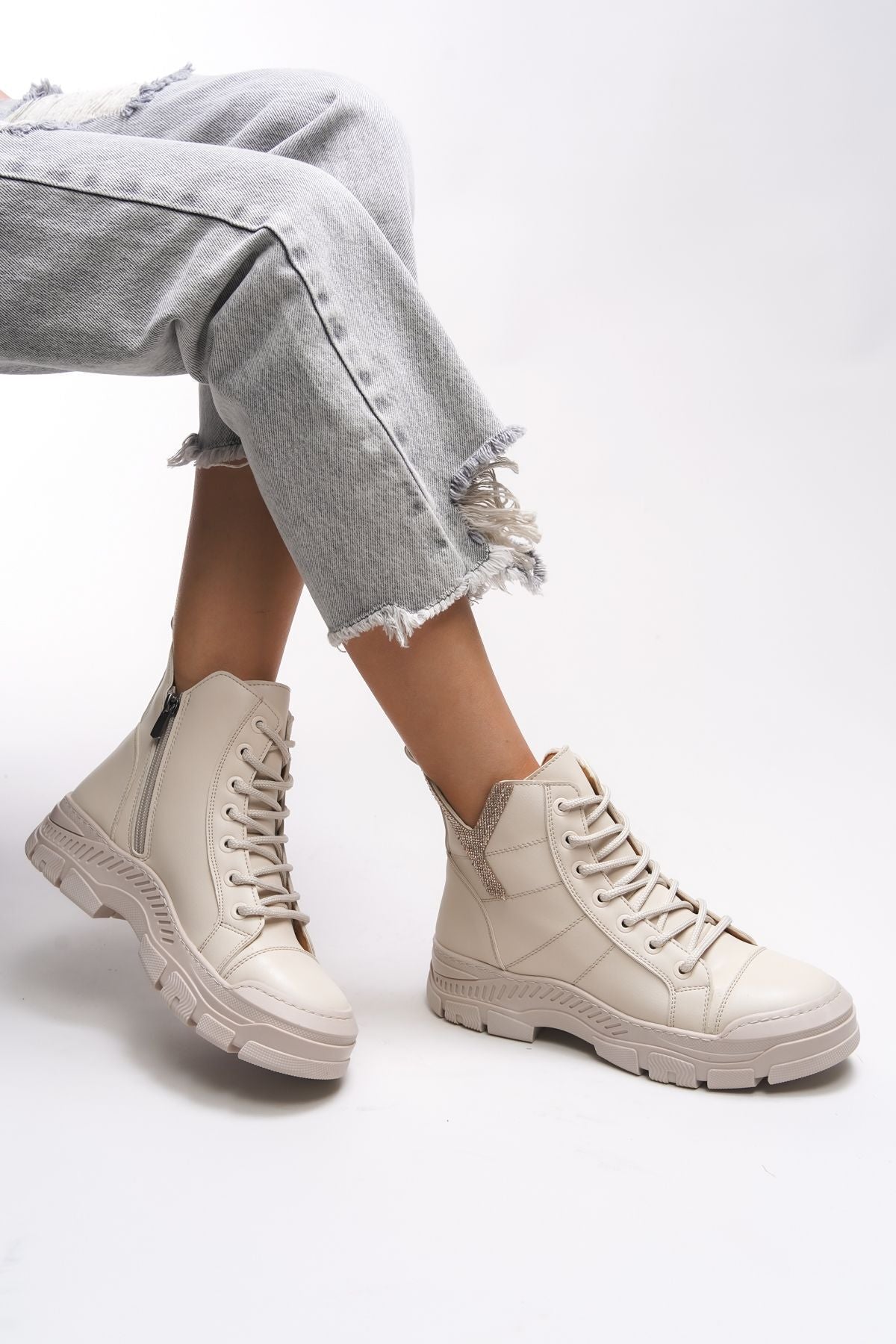 Maerlira women's chain and buckle detailed boat beige skin