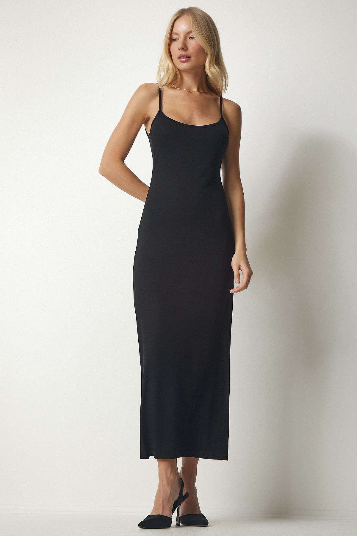 Flexible knitted dress surrounding the body with a woman black strap UB00157