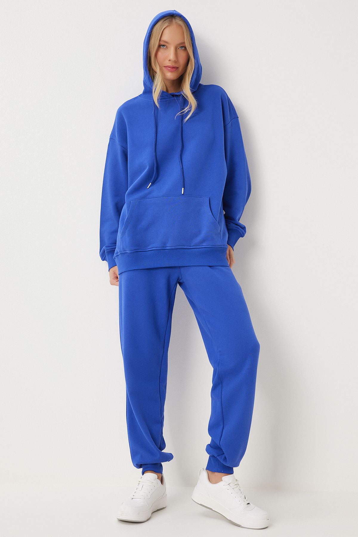 Sweatshirt jogger with women blue hooded.