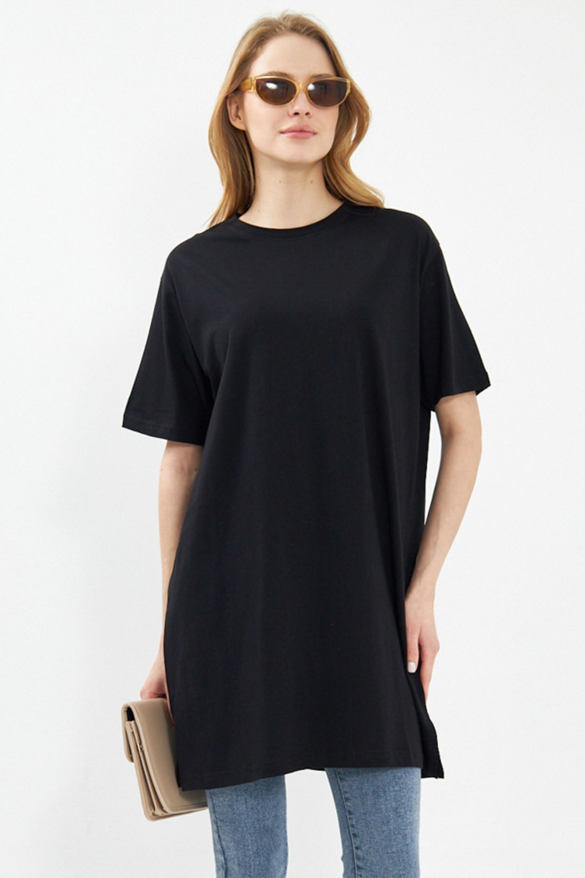 Women's black sides of the slit over the long t-shirt ARM-24Y024005