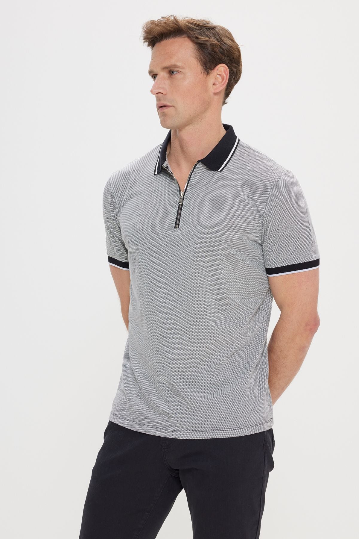 Men's black-and-white slim fit narrow cut cotton patterned polo collar t-shirt