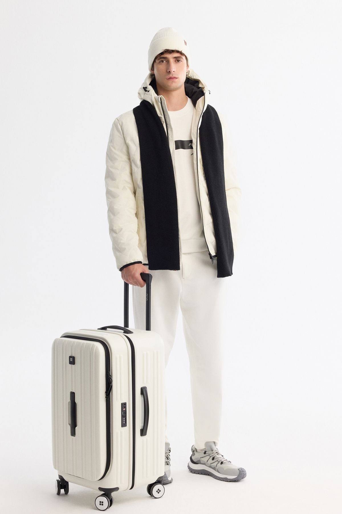 Men's white hooded water -driven windproof transport hanger Mont A42y6041